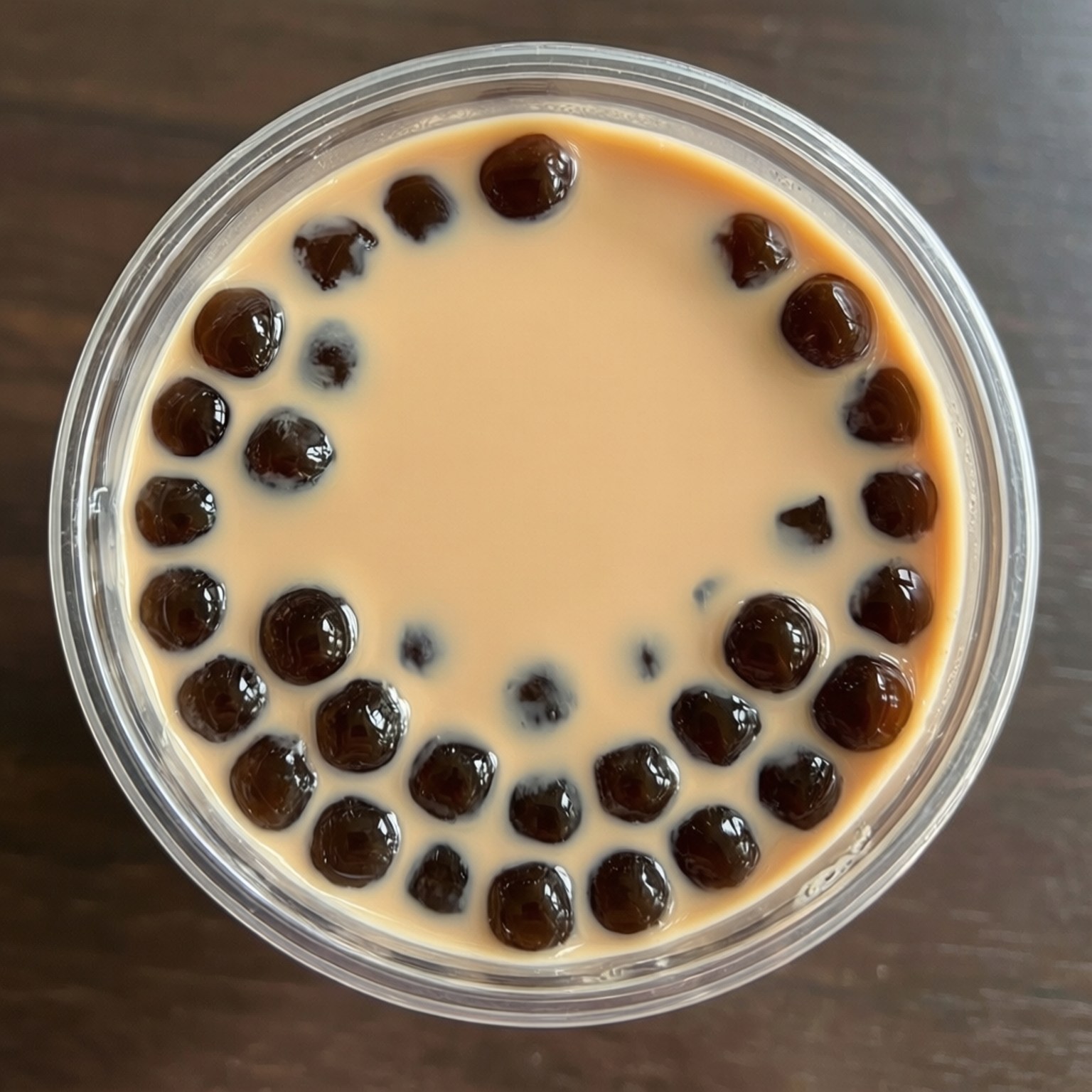 Gambar atas bubble tea dengan mutiara membentuk pola.
