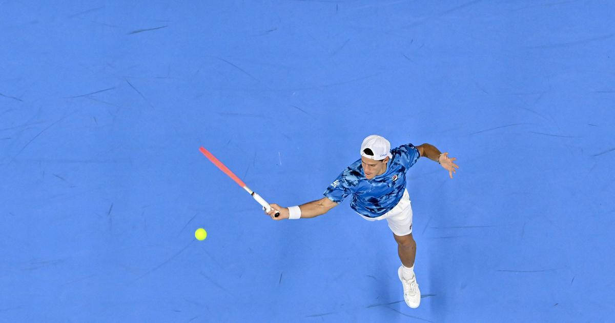 Top View Shot of Tennis Star Diego Schwartzman Wallpaper