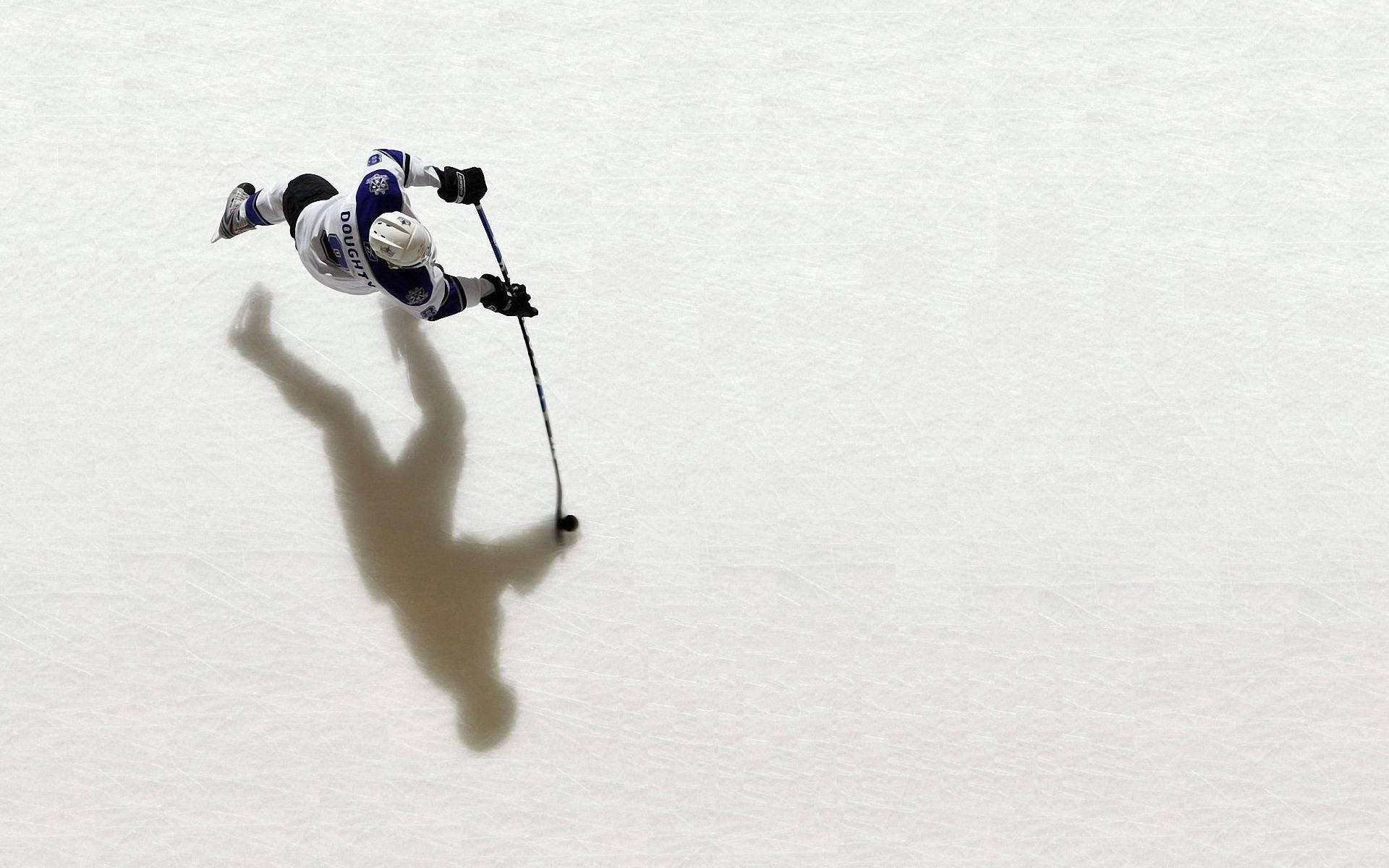 Topansicht Von Drew Doughty Auf Dem Eis Mit Silhouette Wallpaper