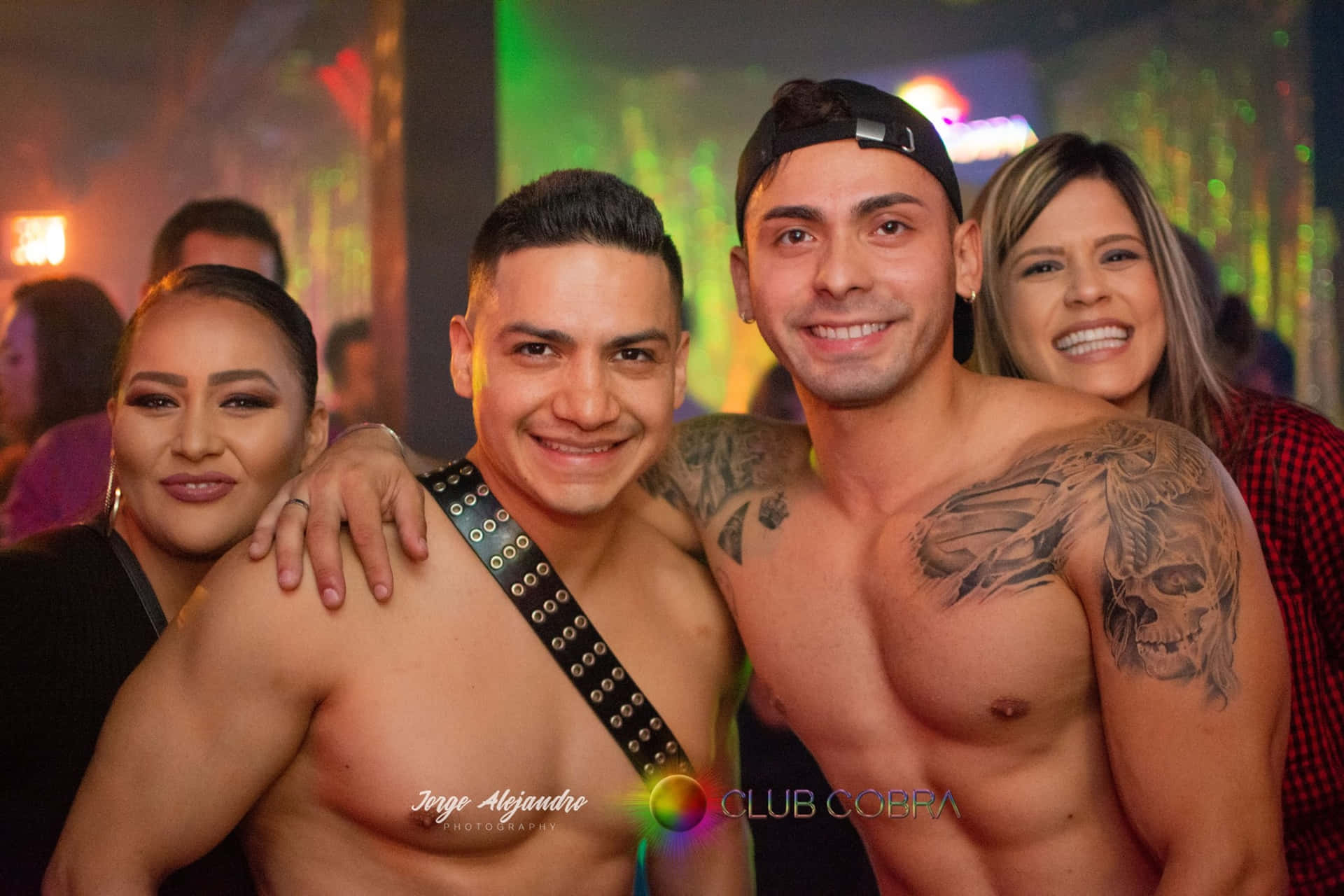 Topløs homoseksuel latinamerikansk par med et romantisk omfavnelse Wallpaper