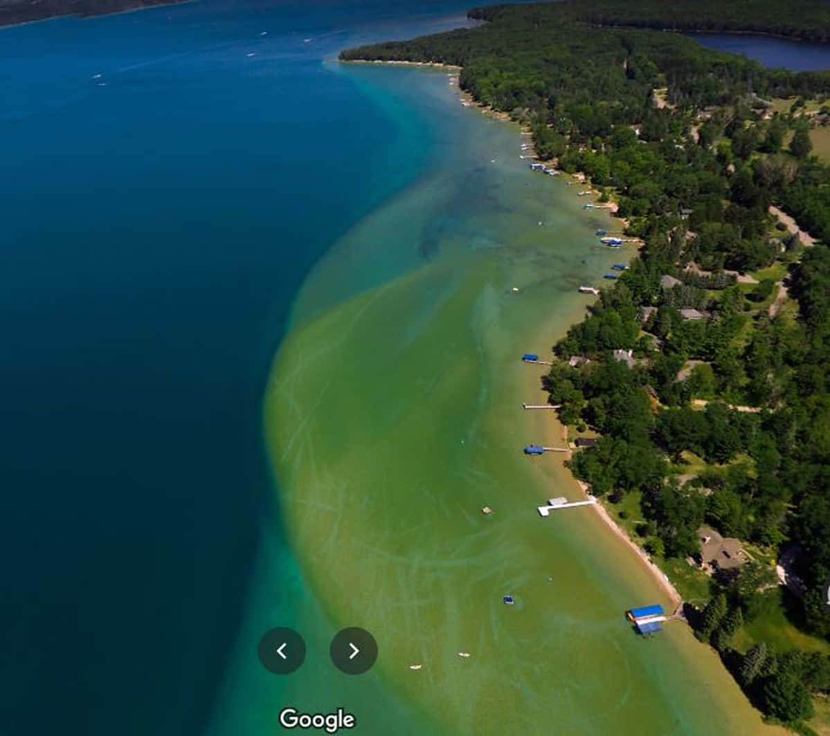 Stillhetenslugn På Michigans Torch Lake.