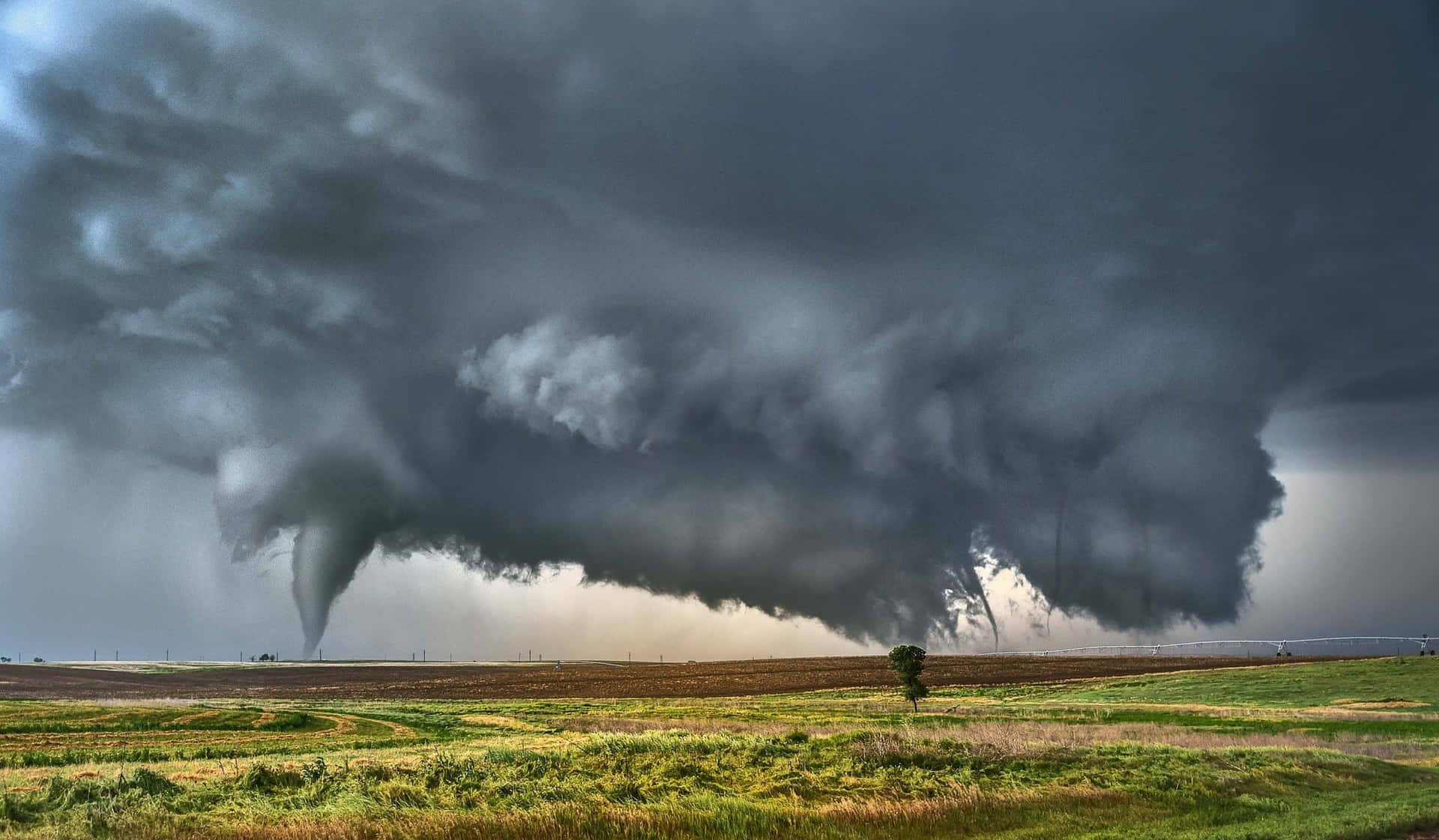 Potentetornado Che Si Abbatte Sul Paesaggio