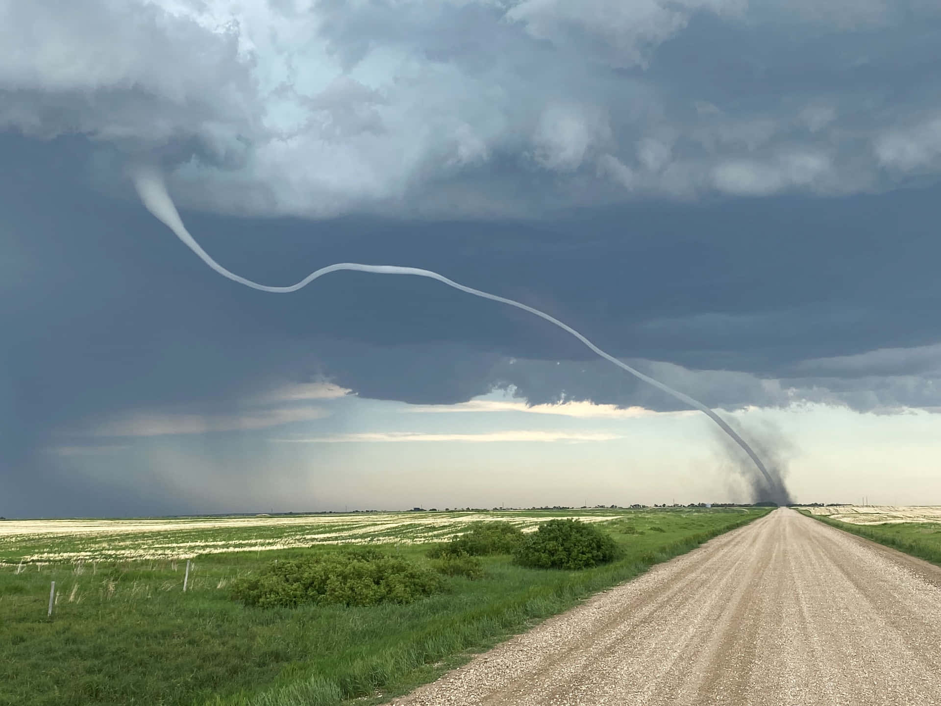 Tornado billeder dynamisk dekorere skærmen.