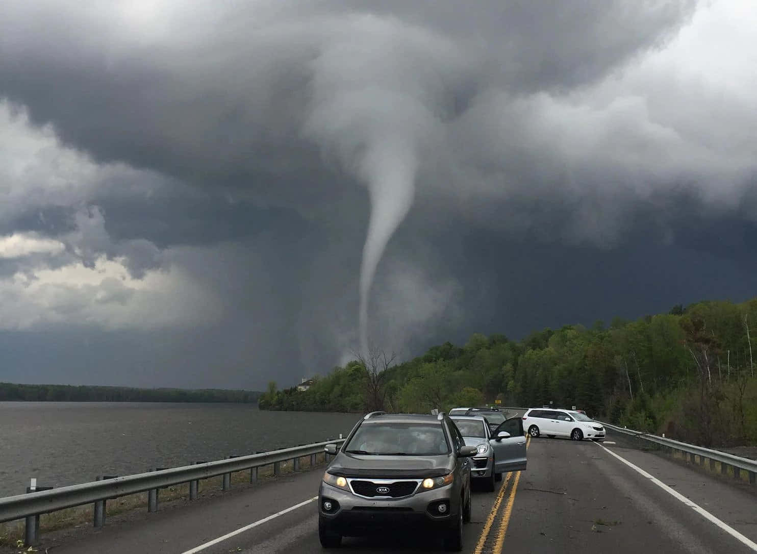 Tornadobilleder danse over din skærm.