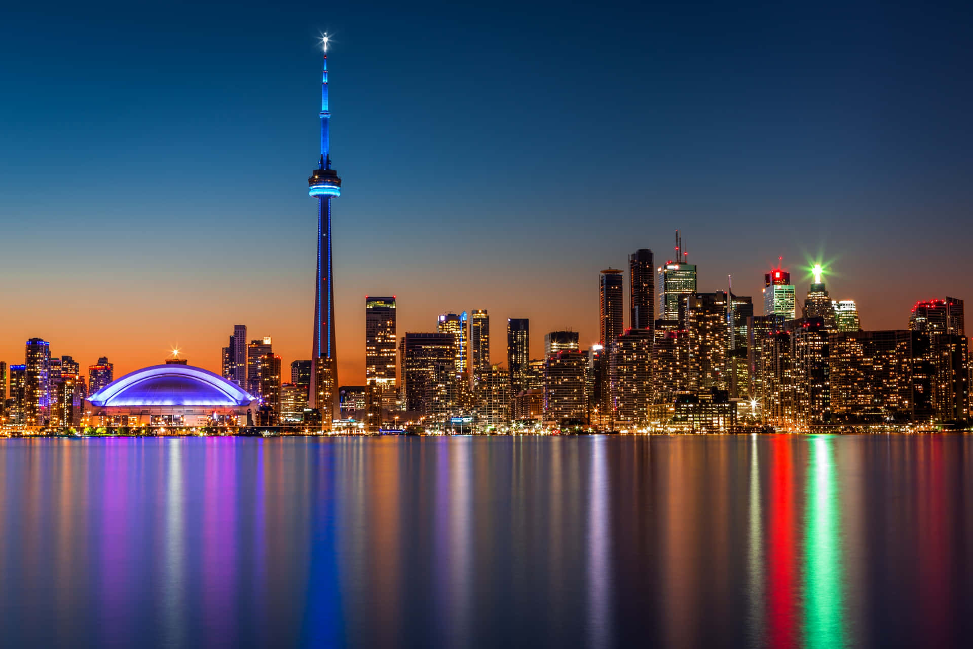 Panoramadello Skyline Di Toronto Di Notte Con Luci Colorate