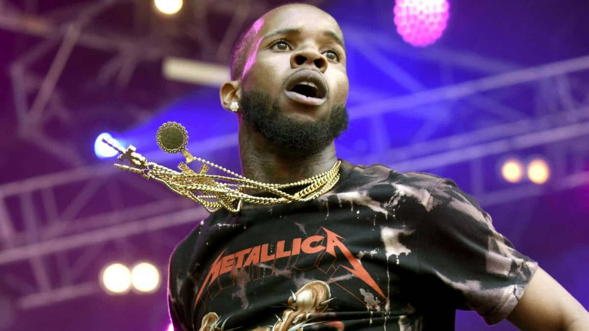 Tory Lanez Performingat Concert Wallpaper