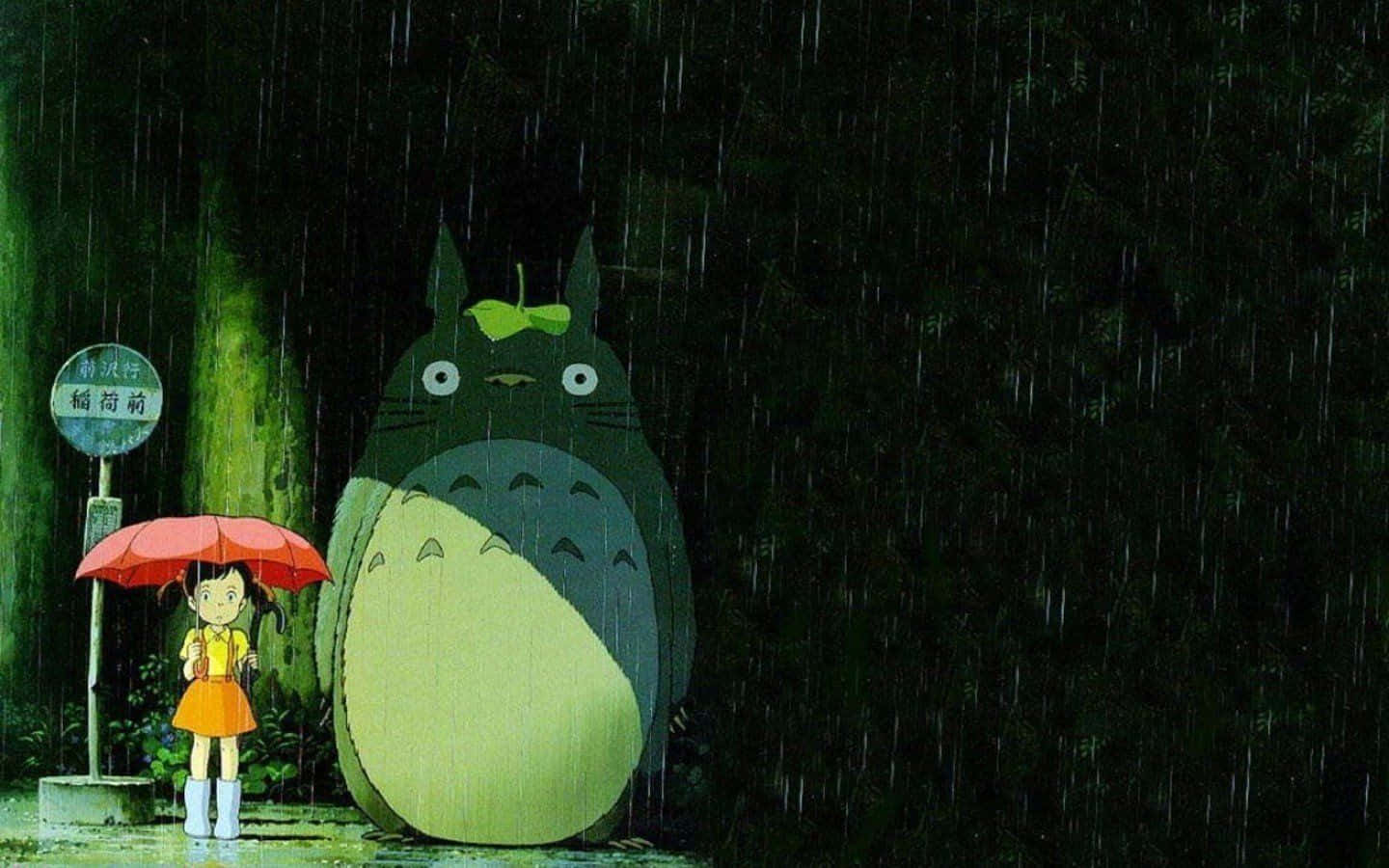 Ensød Totoro, Der Omfavner En Gåtur I Den Frodige Natur.