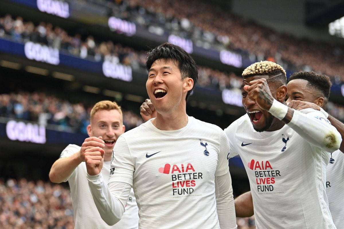 Medlemmer af Tottenham Hotspurs FC råbende med hvid baggrund Wallpaper