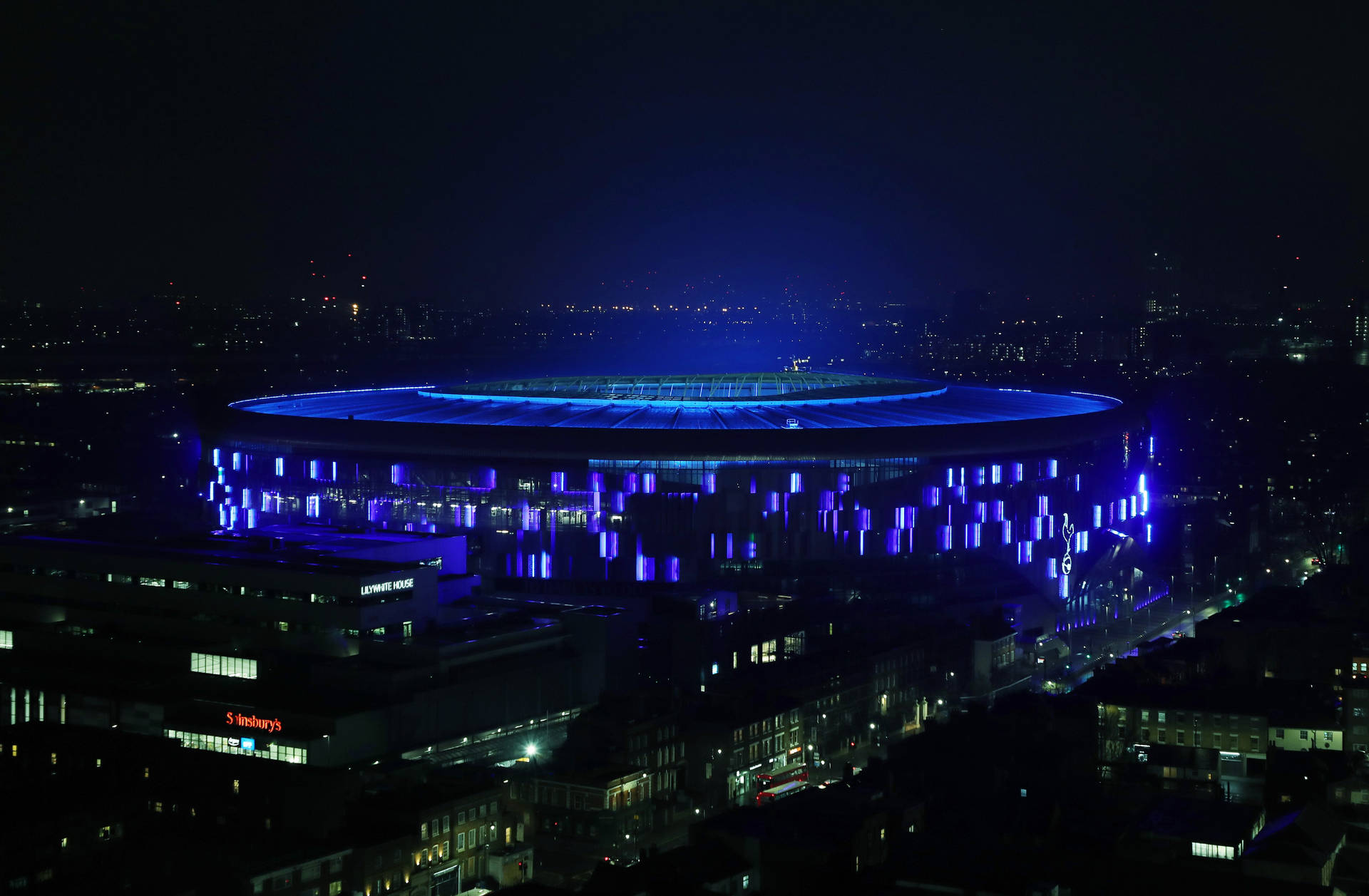 Tottenhamhotspurs Fc Stadion Mit Blauen Lichtern Wallpaper