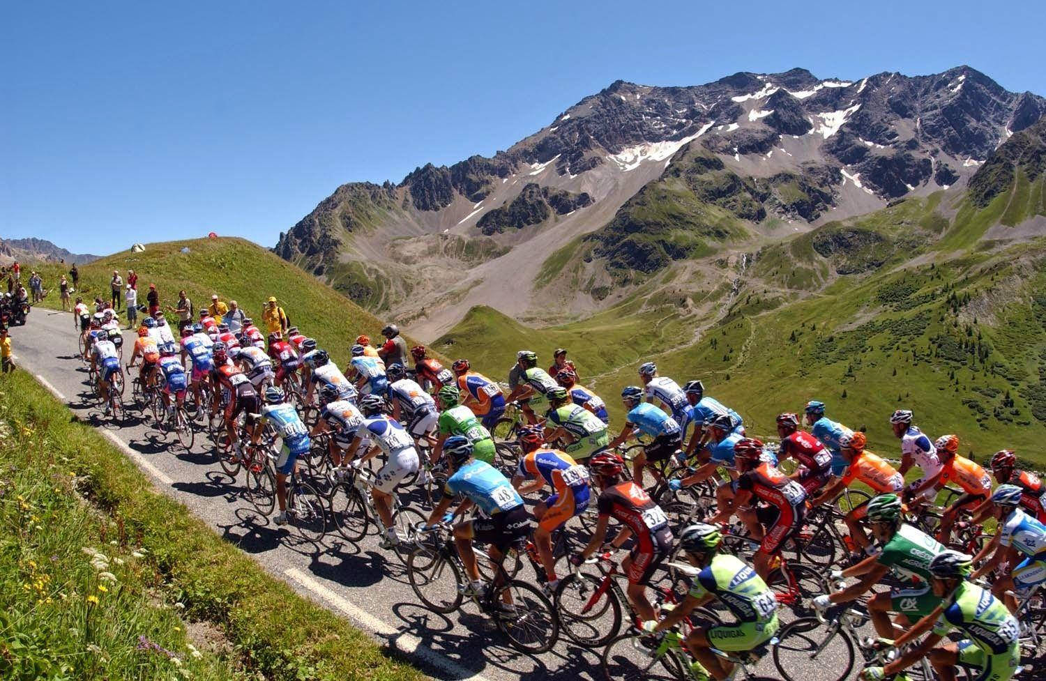 Tour De France På Vej Op Ad Bakke Wallpaper