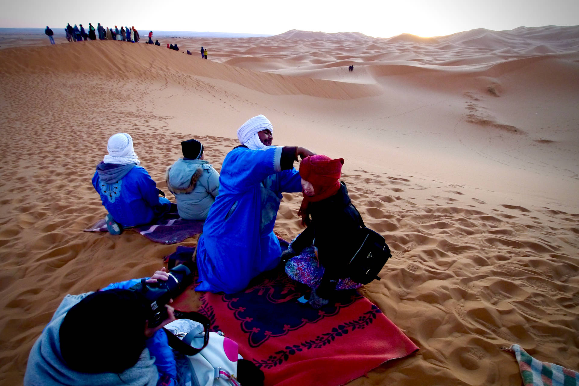 Toureaggruppe In Der Sahara Wallpaper