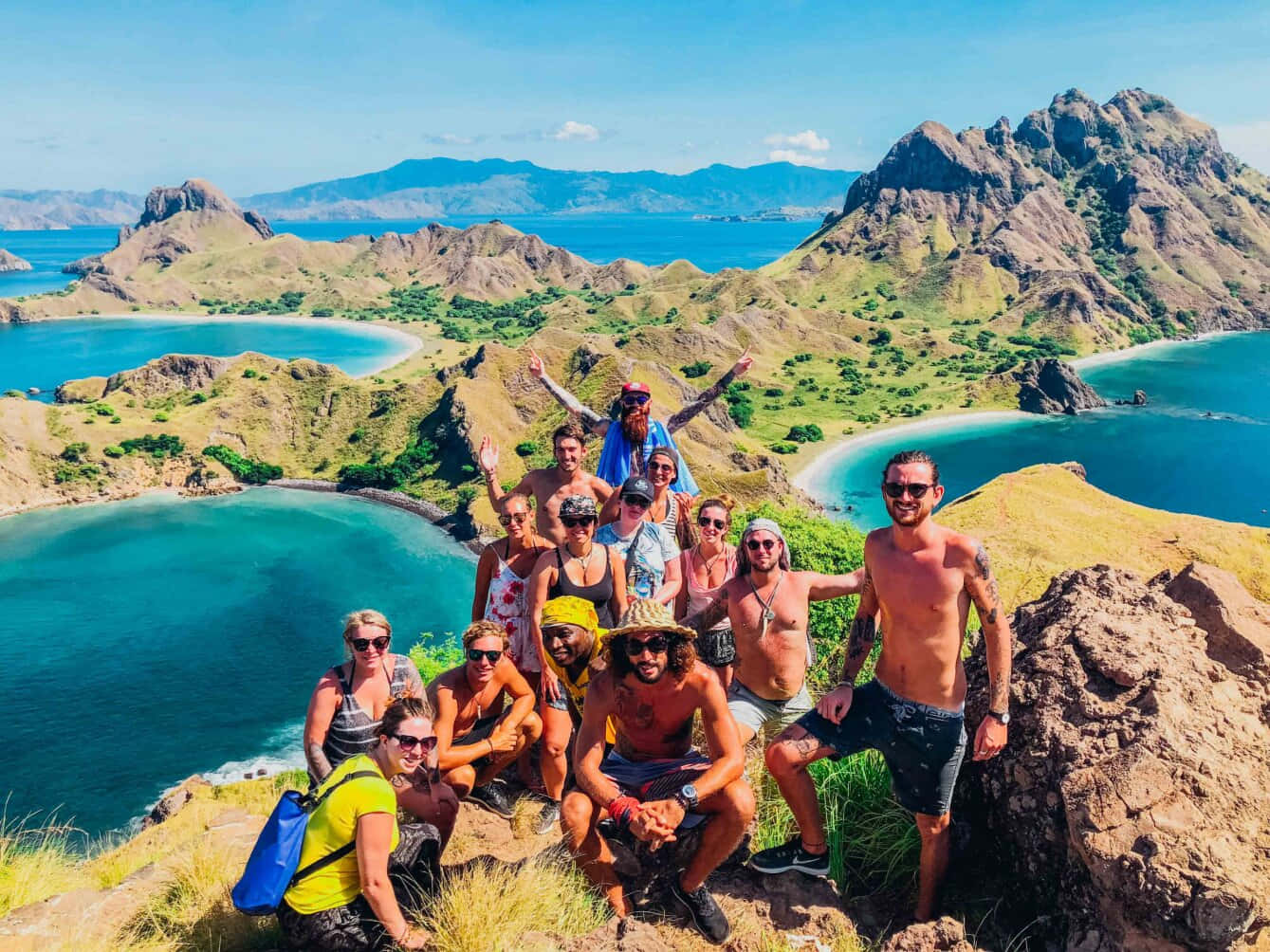 Touristengruppeaufgenommen Auf Der Insel Komodo Wallpaper
