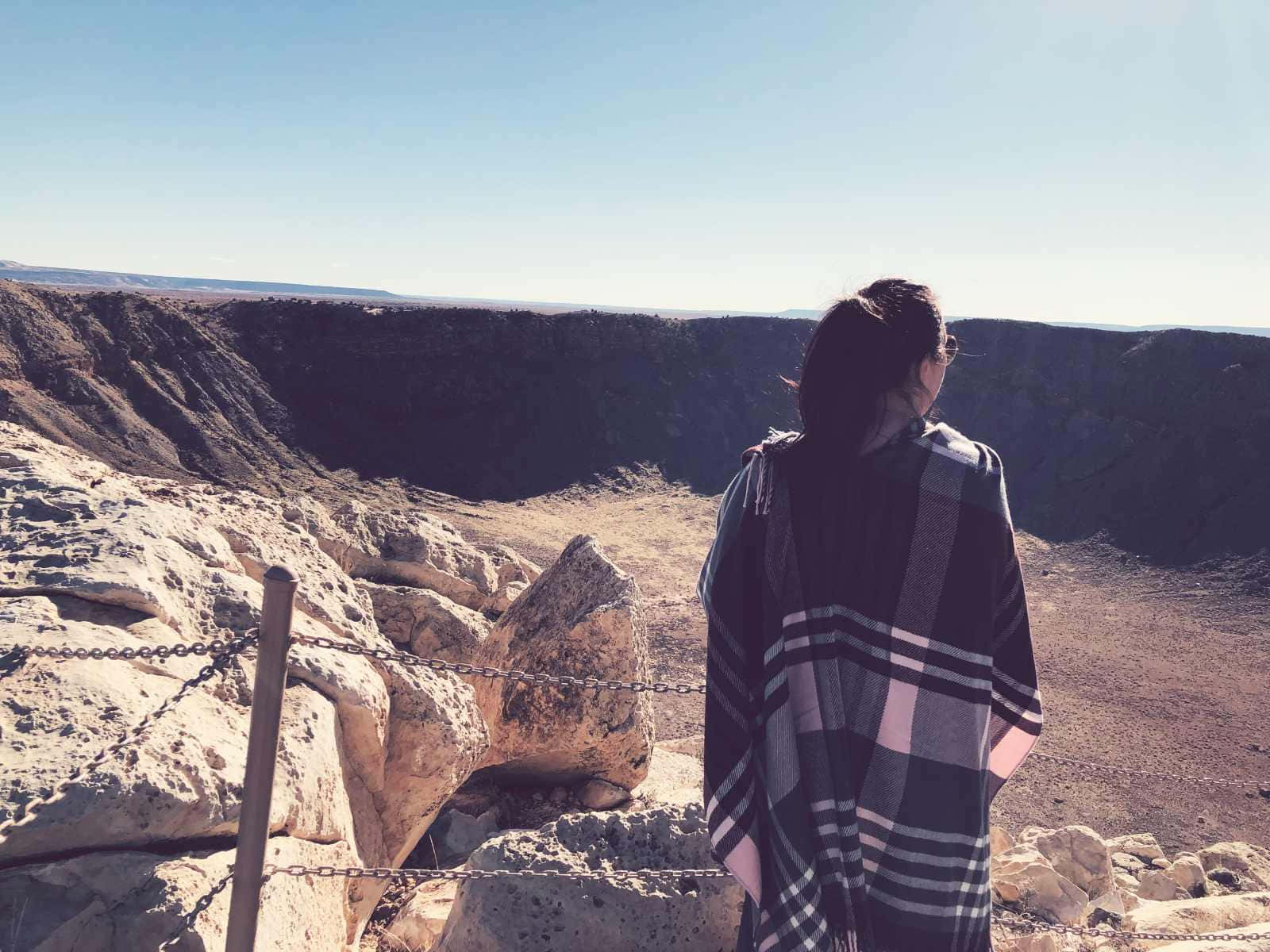 Touristeni Meteor Crater Natural Landmark Winslow Skulle Älska Tapet Med Vackra Bilder Av Kratern Och Dess Omgivningar På Deras Dator Eller Mobilskärm. Wallpaper