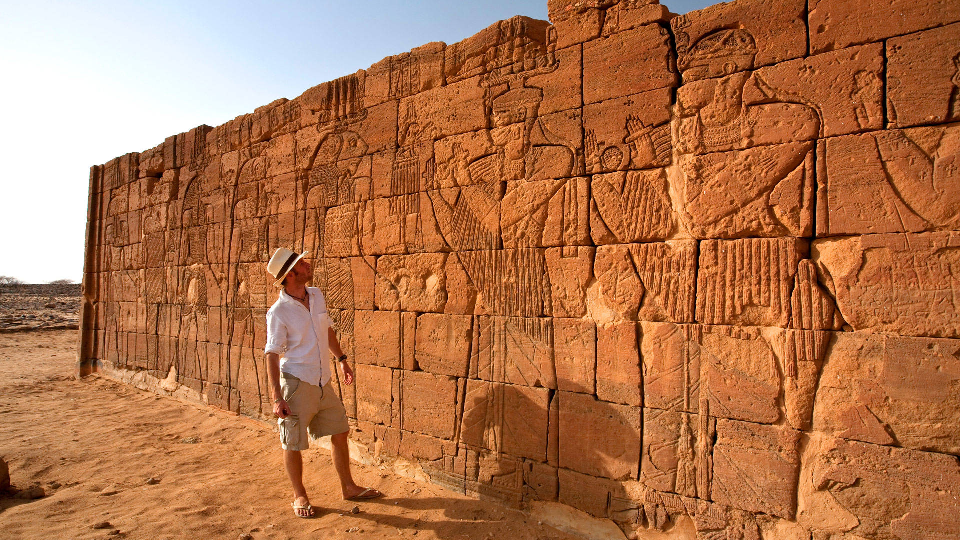 Turist på pyramid af Sudan skyggefuld du kunne træde ind Wallpaper