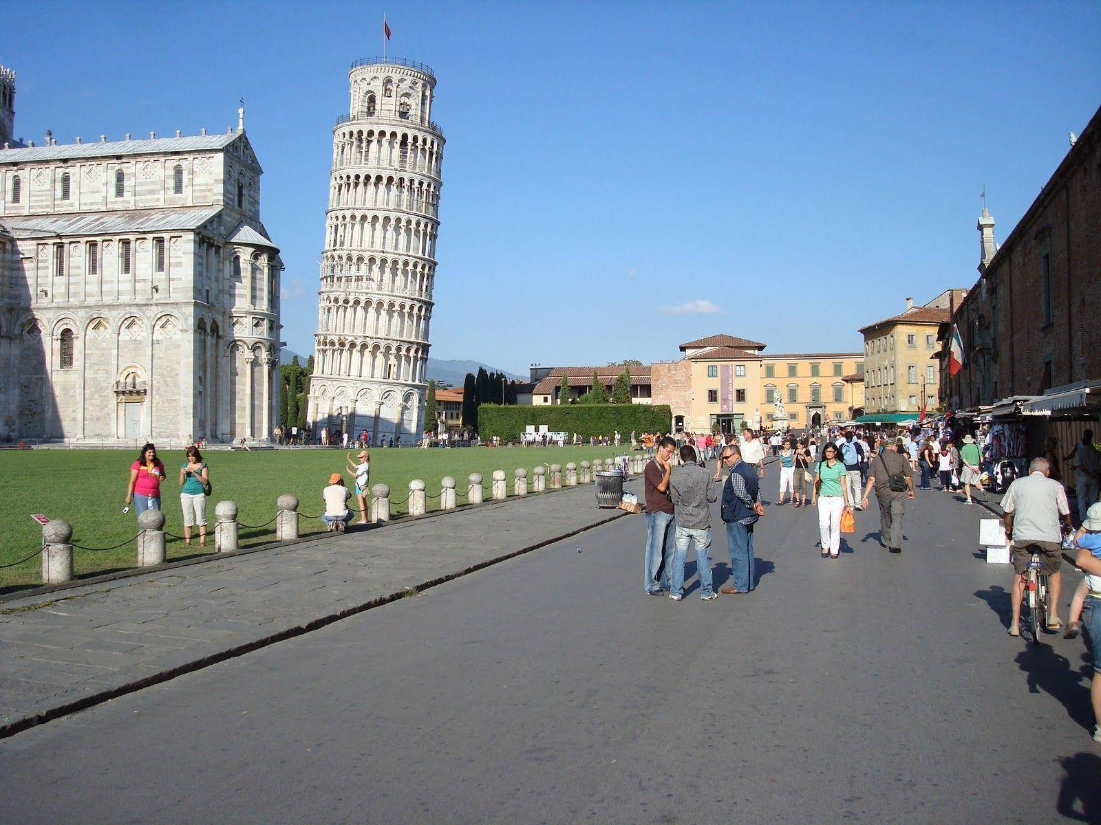 Tourists Admiring Leaning Tower Of Pisa Wallpaper
