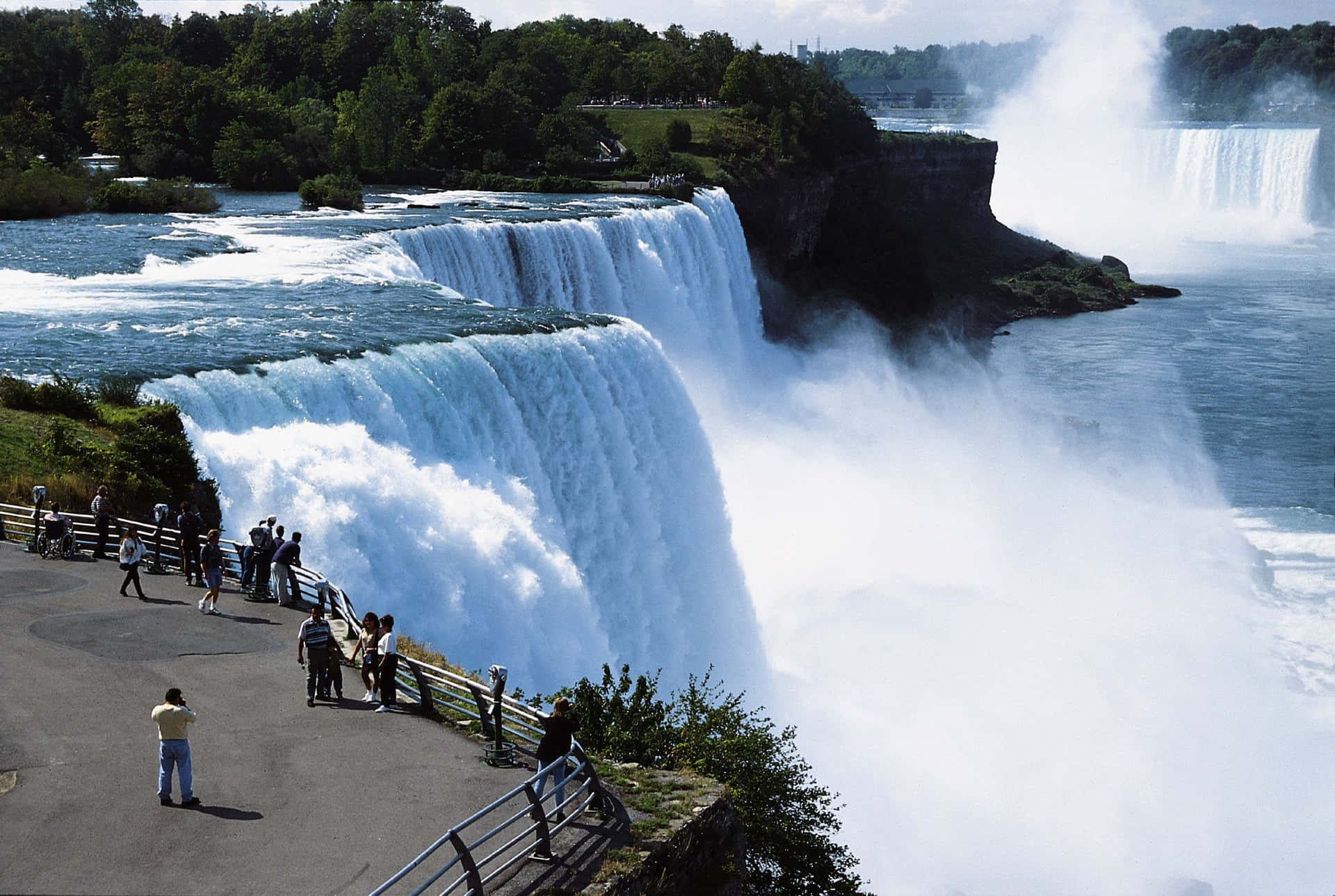 Touristenan Den Niagarafällen In Kanada Wallpaper