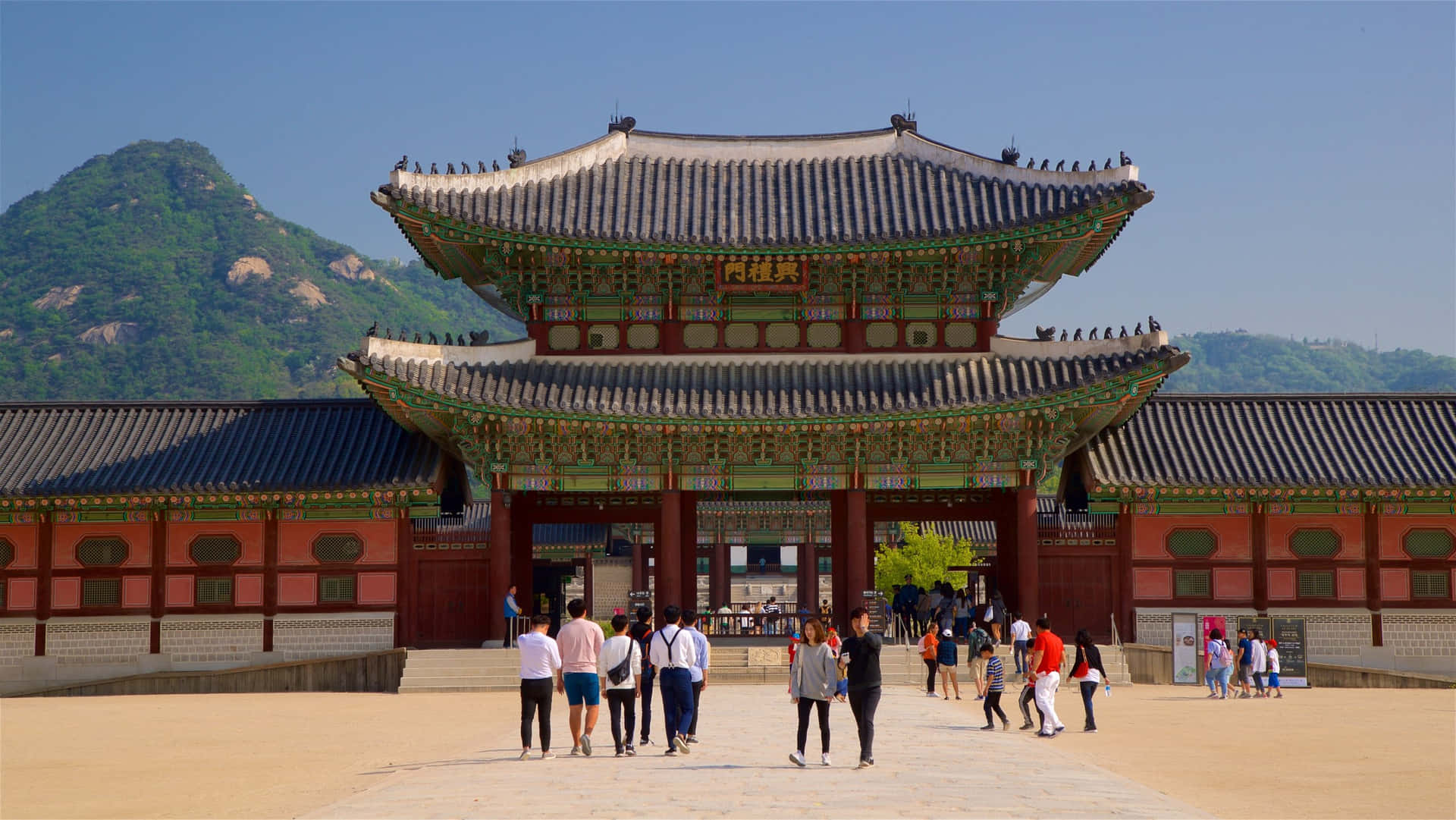 Tourists At The Gyeongbokgung Palace Picture