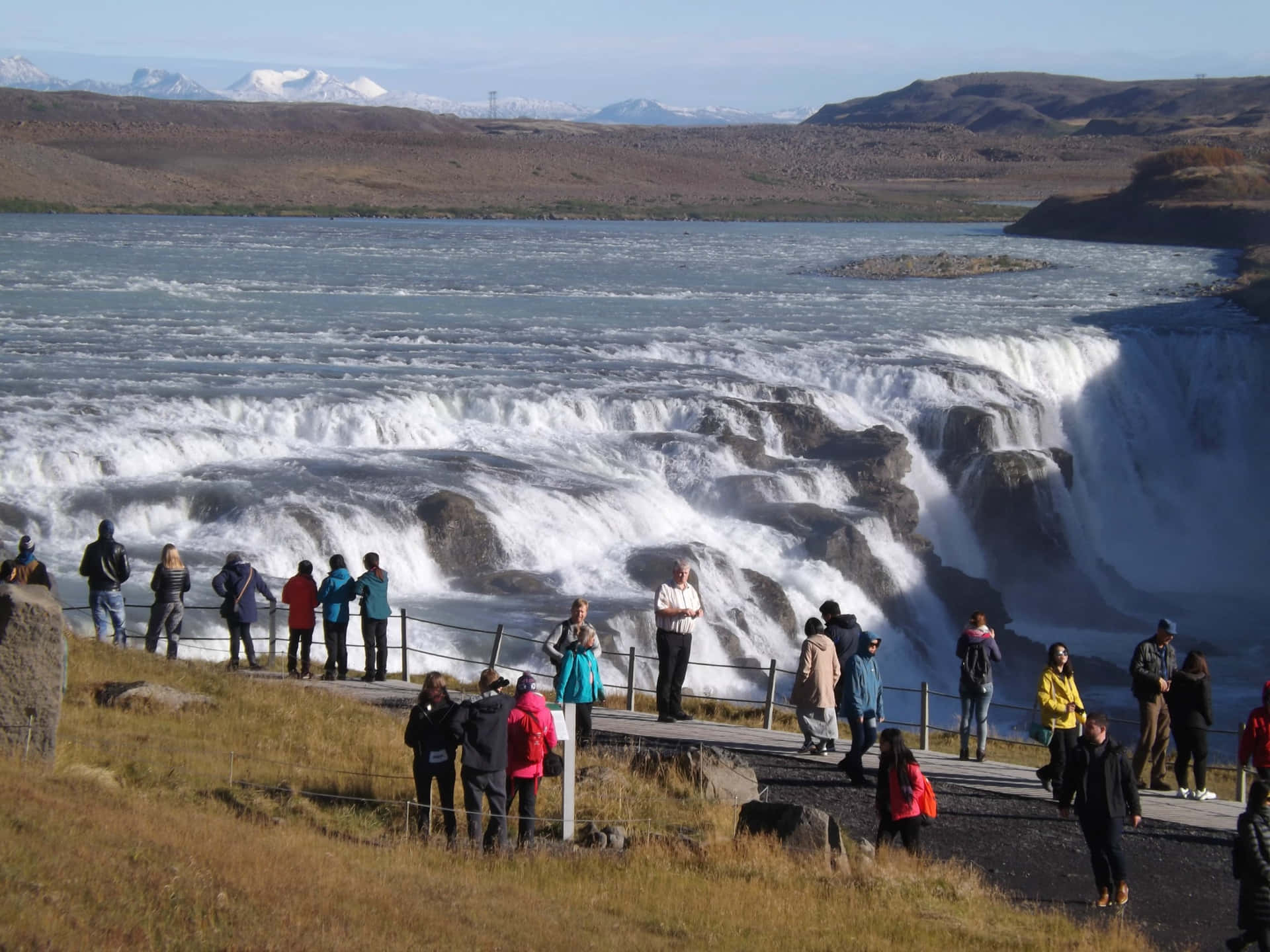 Turister ved Gullfoss vandfald i sydvest Island Wallpaper