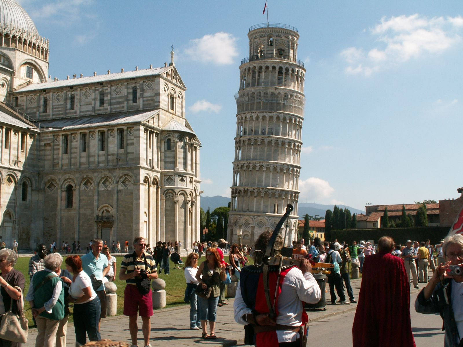 Tourists In Pisa Wallpaper