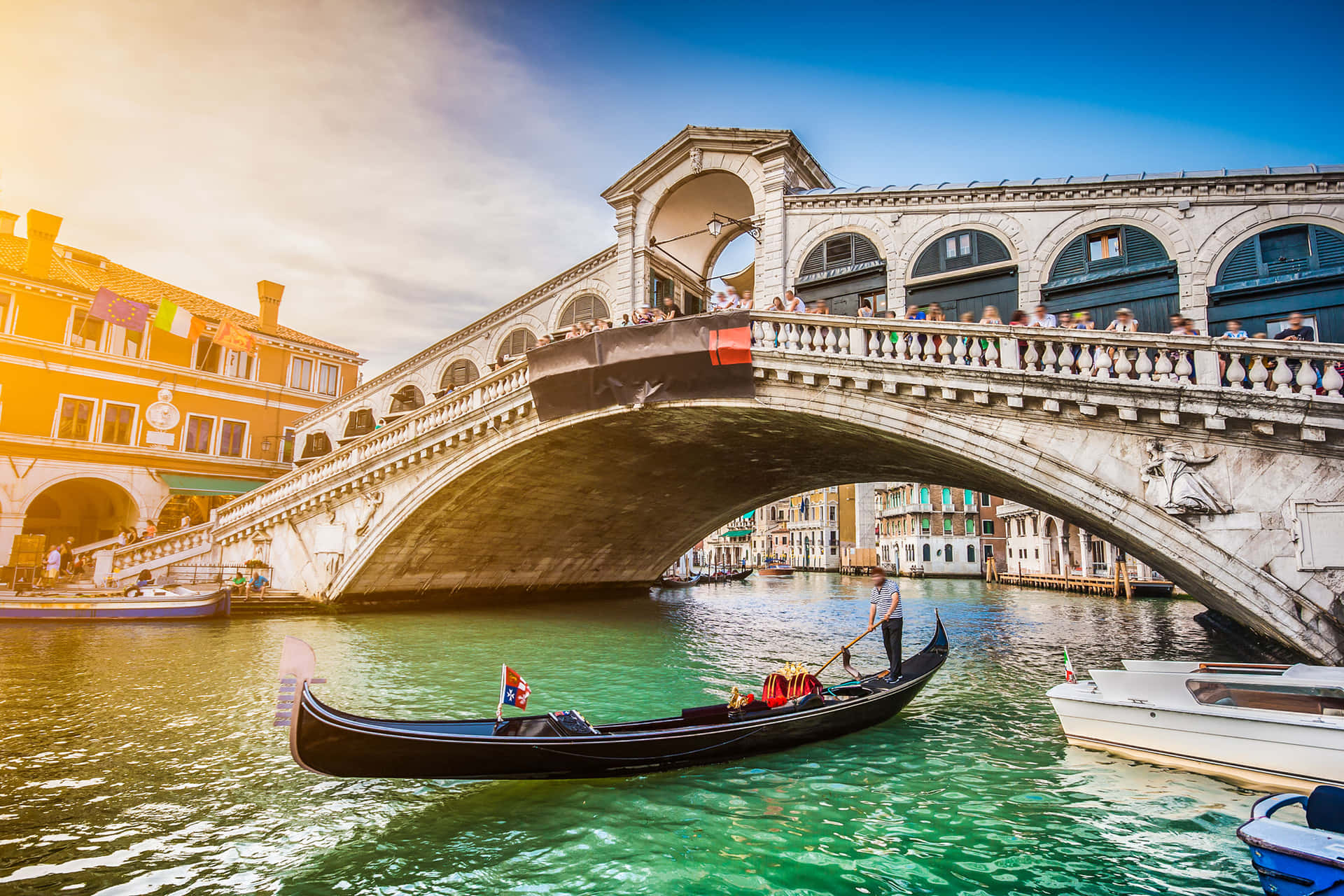 Turistasen El Puente De Rialto, En Venecia, Italia. Fondo de pantalla