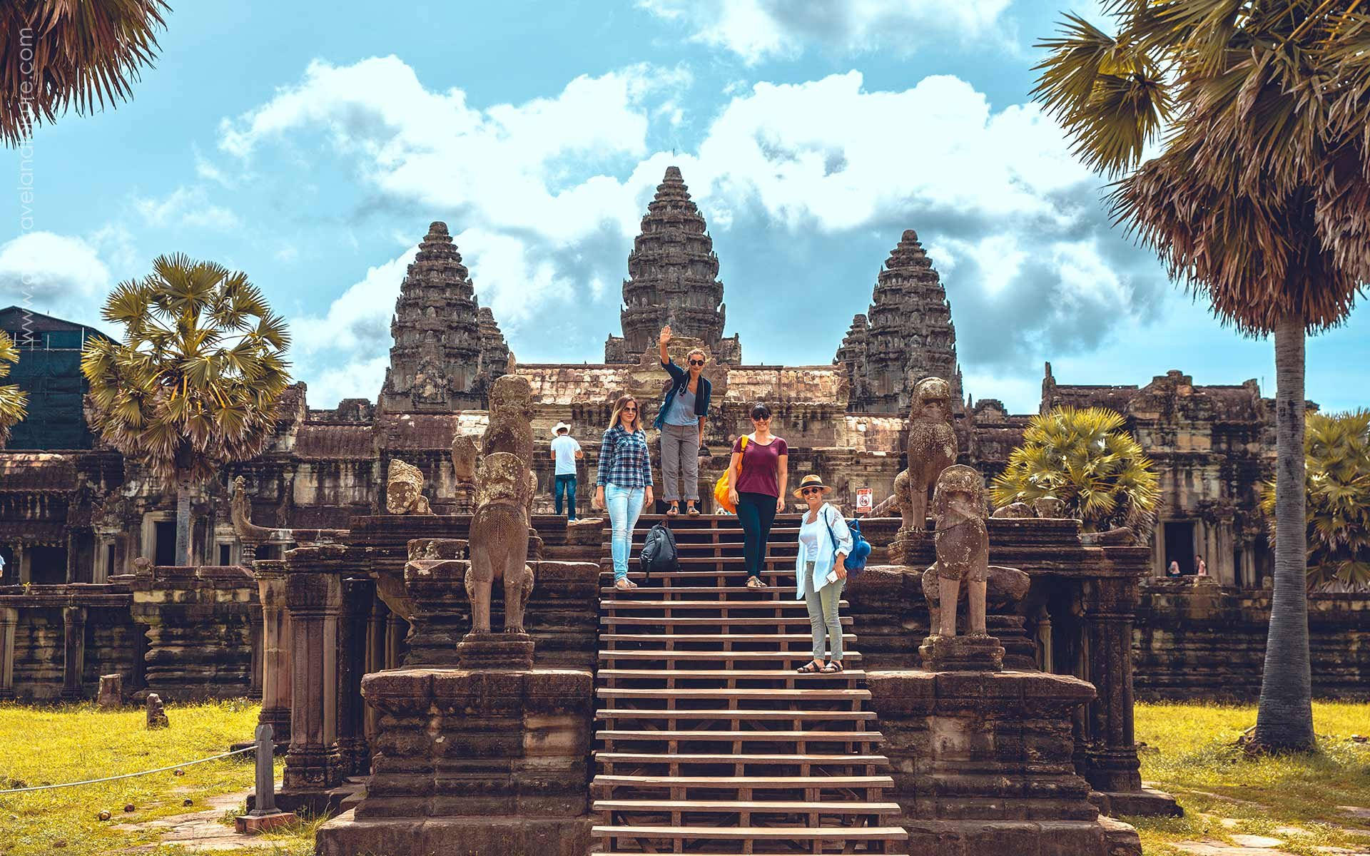 Turister på de smukke ruiner af Angkor Wat Wallpaper