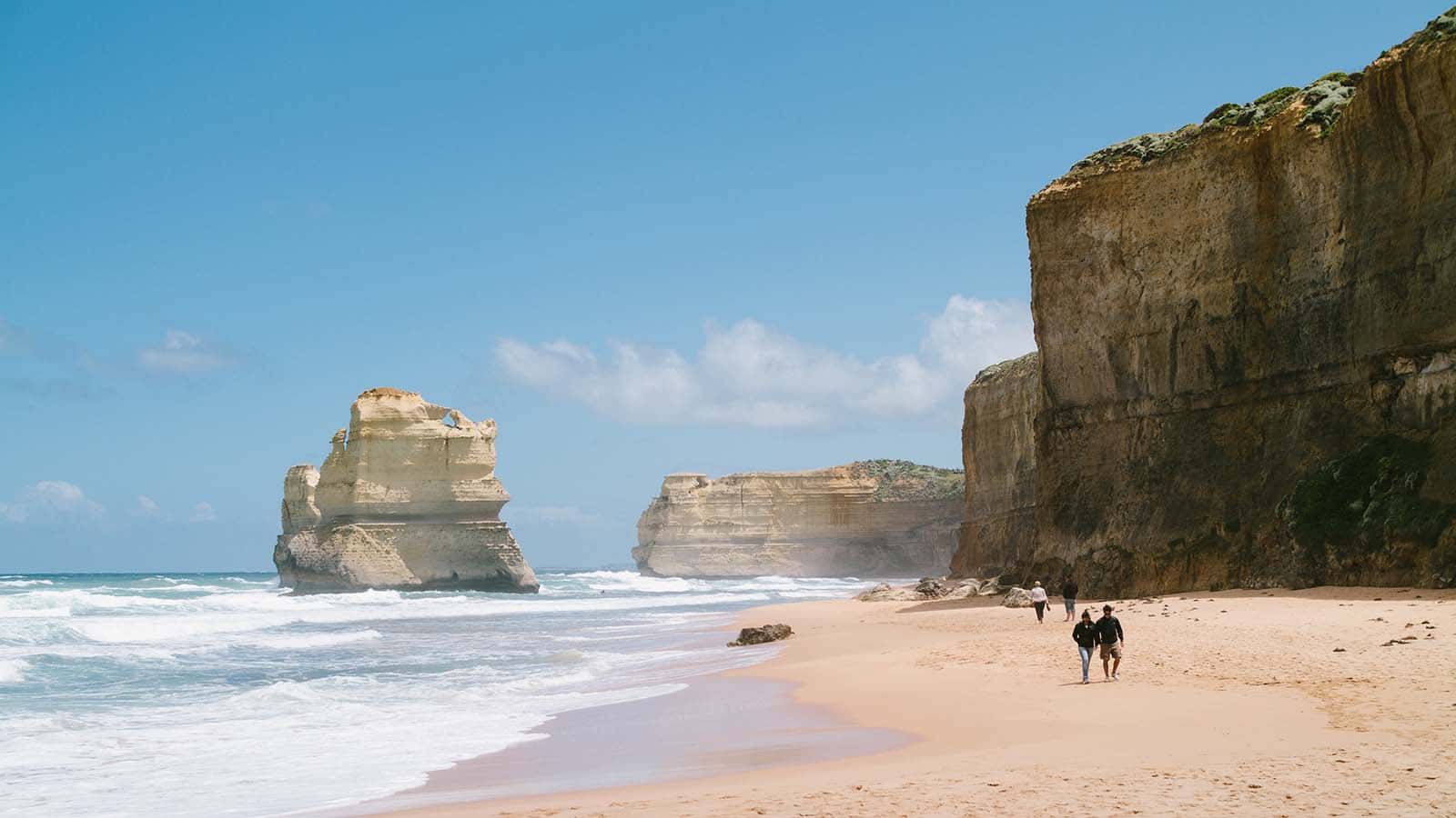 Tourists On Twelve Apostles Australia Wallpaper
