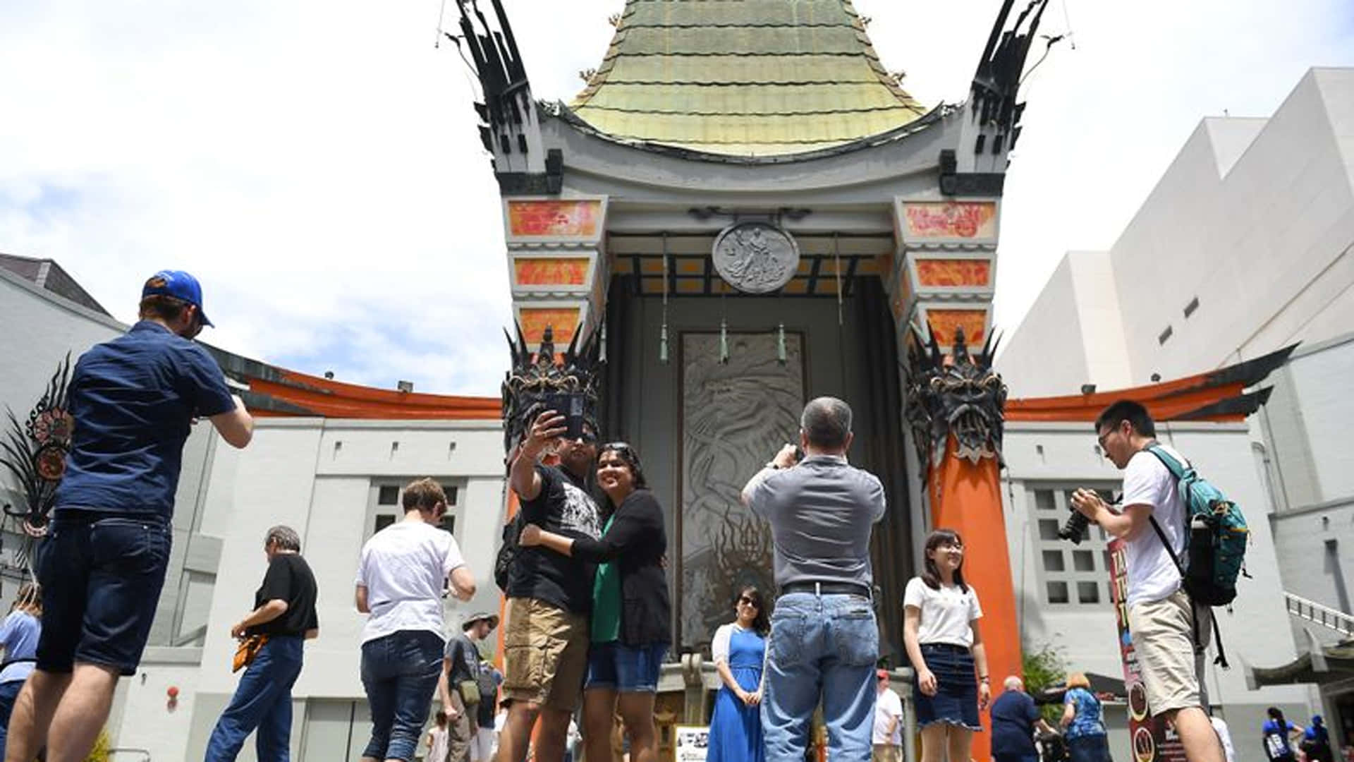 Tourists Outside Graumans Chinese Theatre Wallpaper
