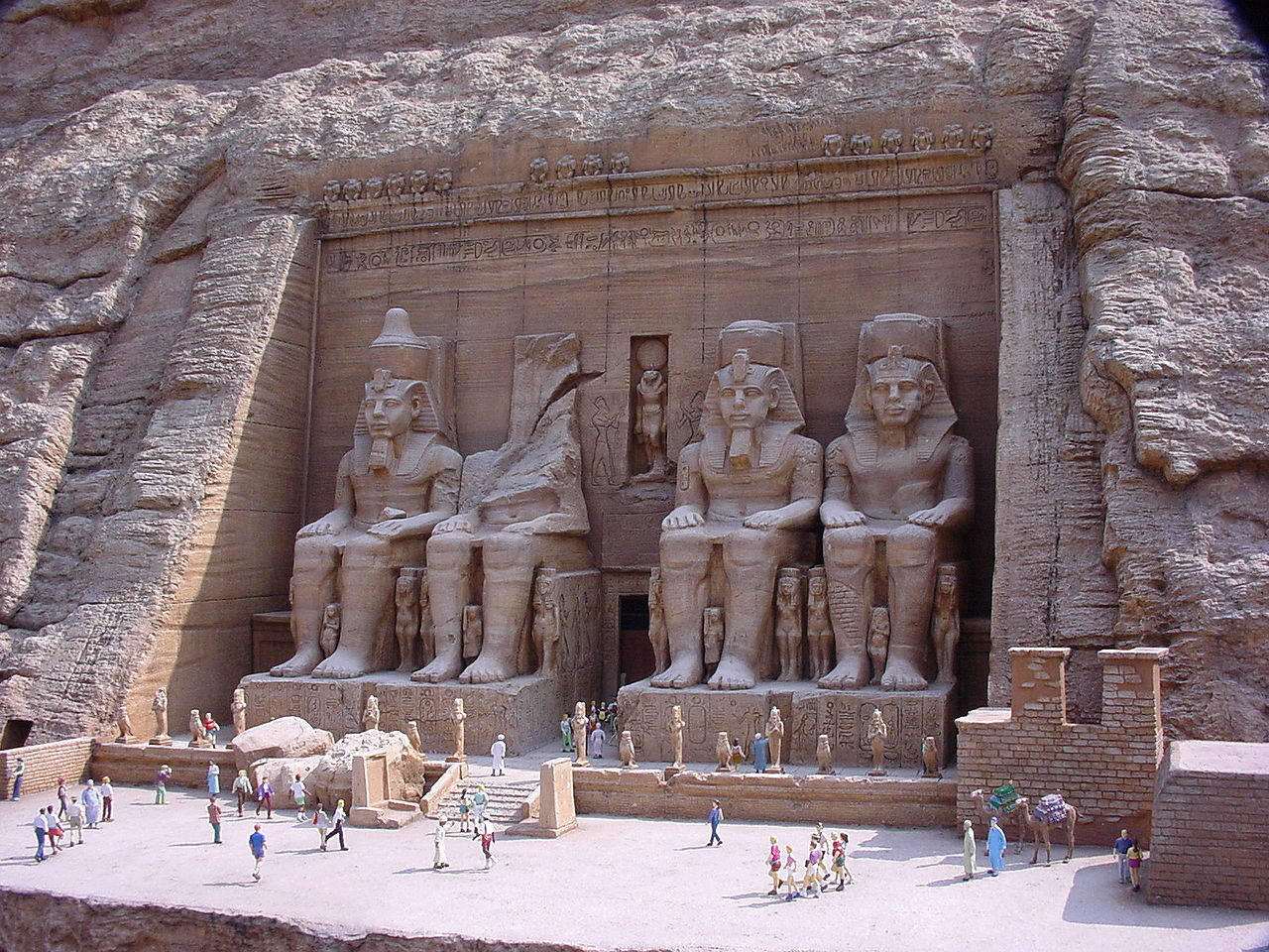 Tourists Scattered Outside The Great Temple Of Abu Simbel Wallpaper