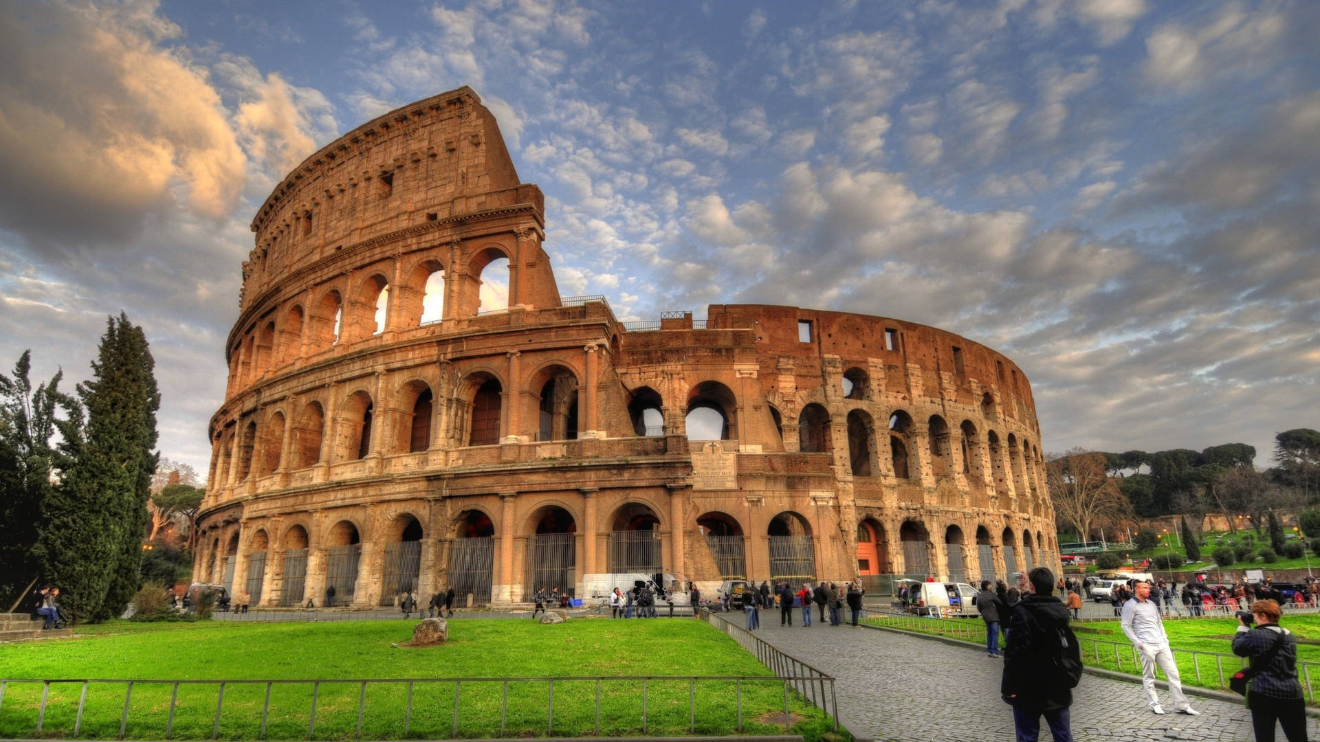 Turister der tager billeder udenfor Colosseum Wallpaper