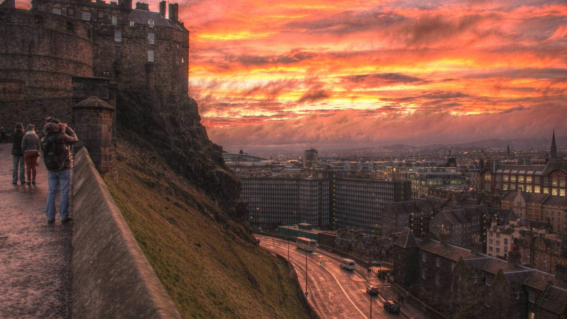 Turistasvisitando El Castillo De Edimburgo Fondo de pantalla