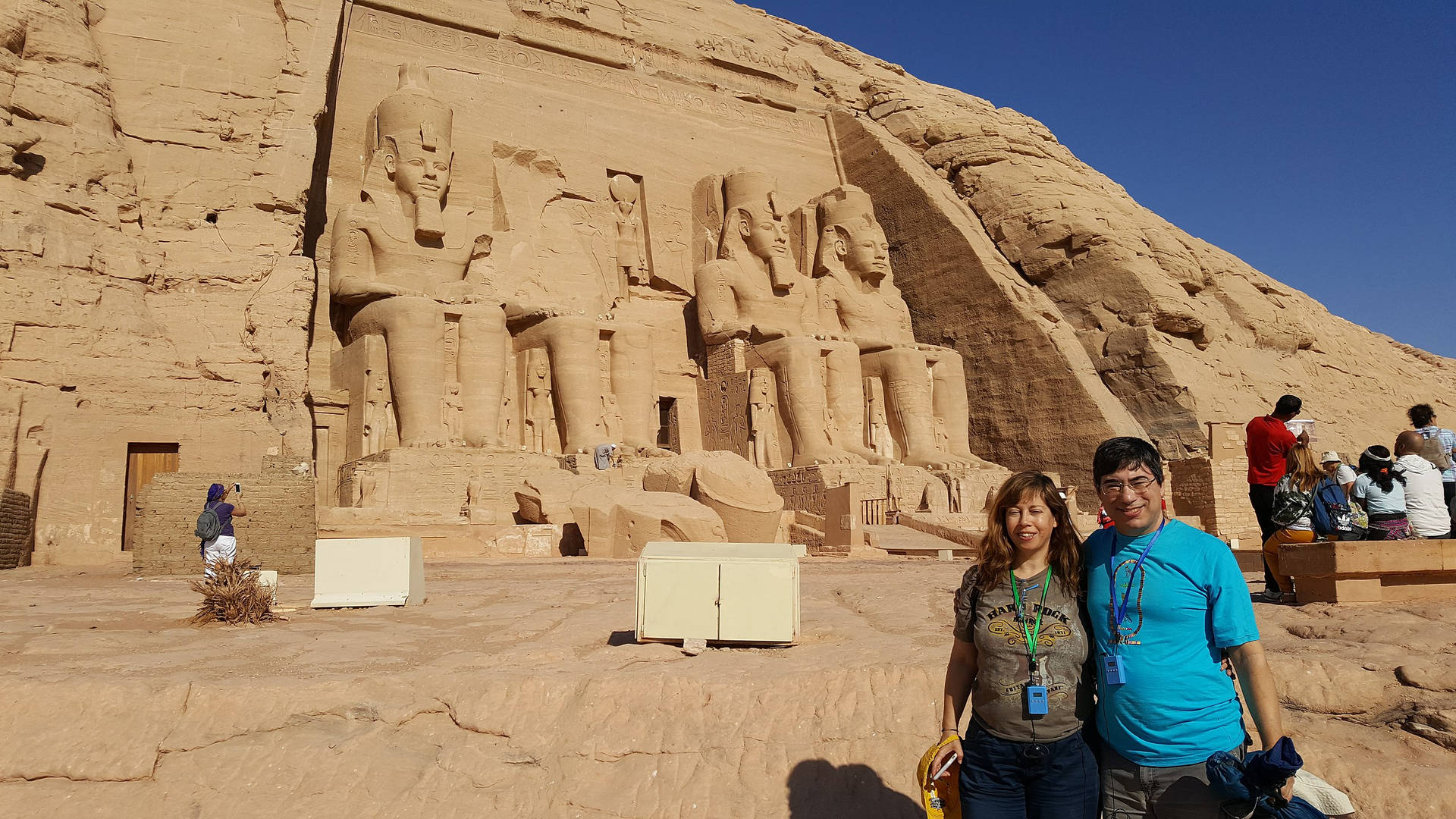 Tourists Visiting The Temple In Abu Simbel Wallpaper