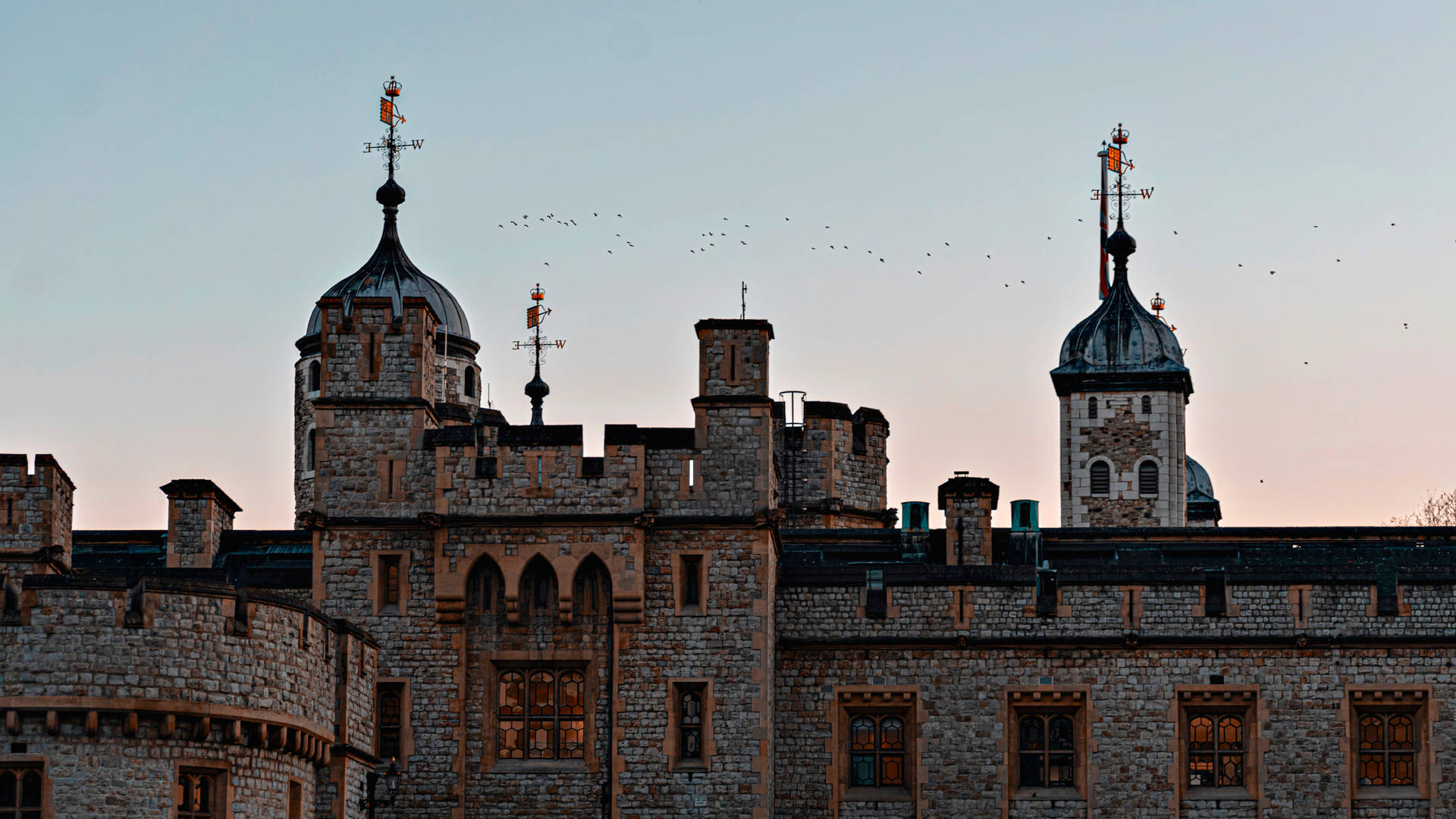 Fugle flyver livligt gennem himlen fra Tower Of London Wallpaper