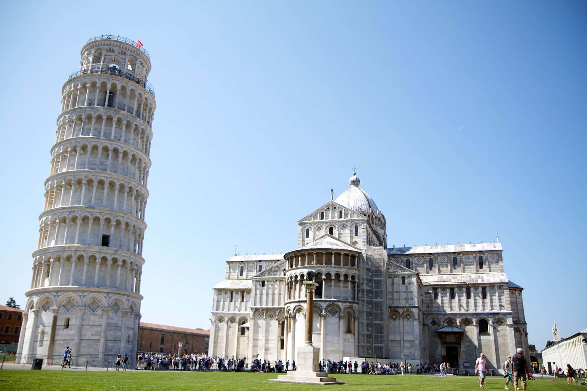 Tower Of Pisa At Piazza Del Duomo Wallpaper