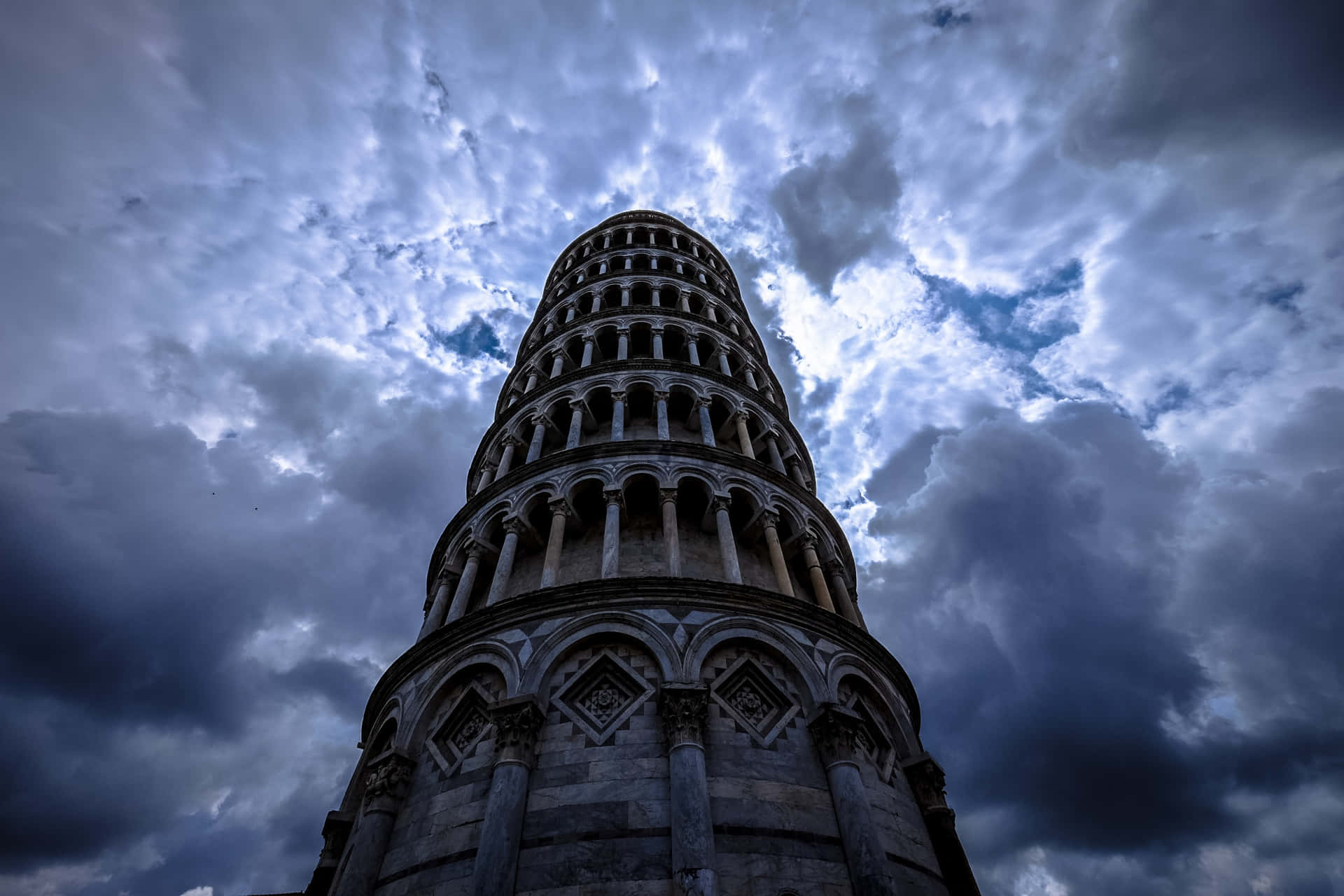 Latorre De Pisa Bajo Cielos Tormentosos. Fondo de pantalla