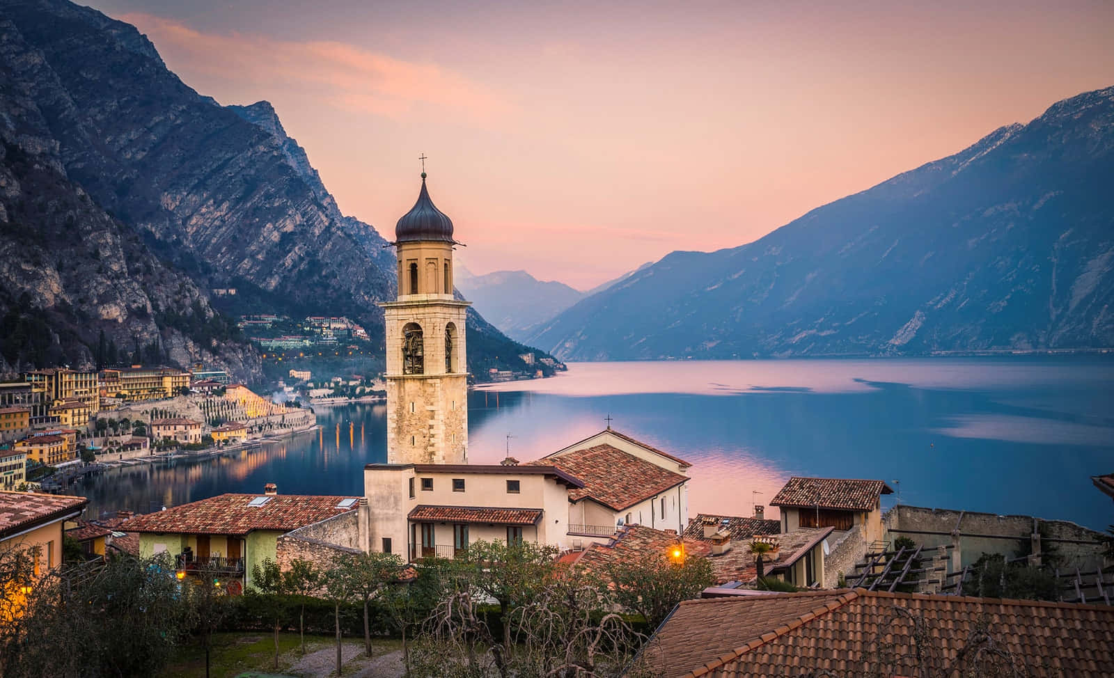 Town View In Lago Di Garda Wallpaper