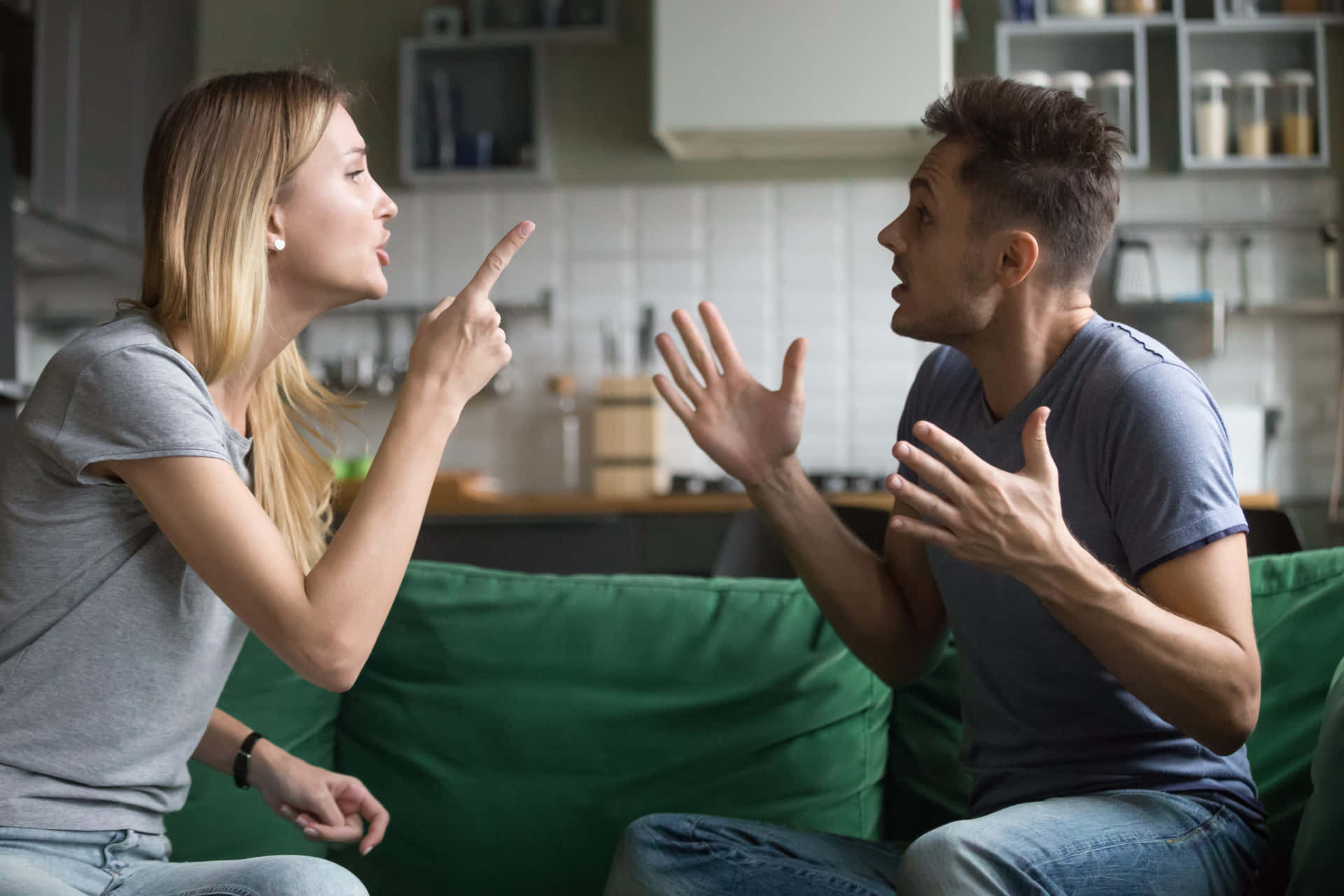 En mand og kvinde, der diskuterer på en sofa, toksisk forhold tapet. Wallpaper