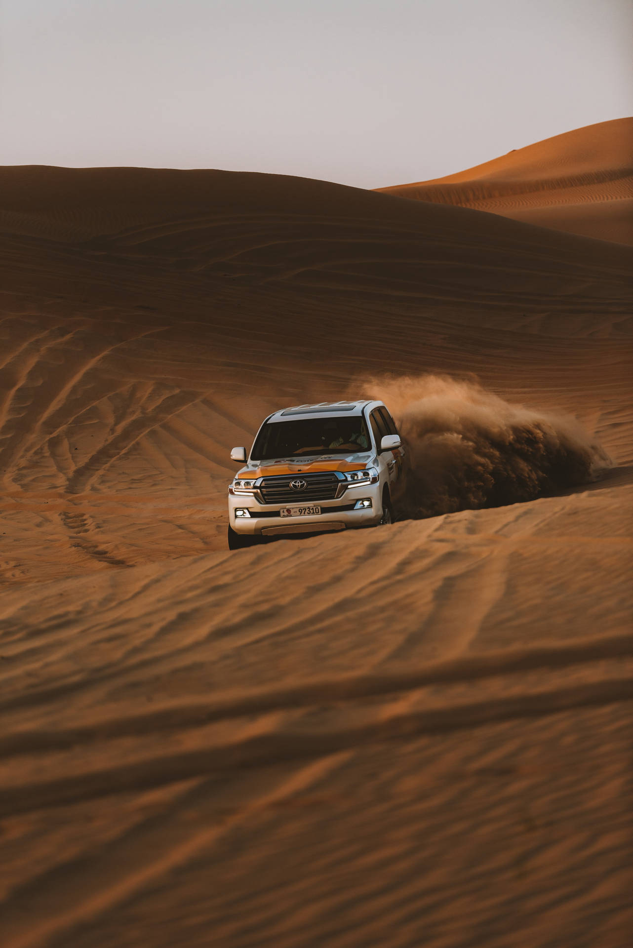 Toyota Fortuner Off-road Kørsel i ørken Scene Wallpaper Wallpaper