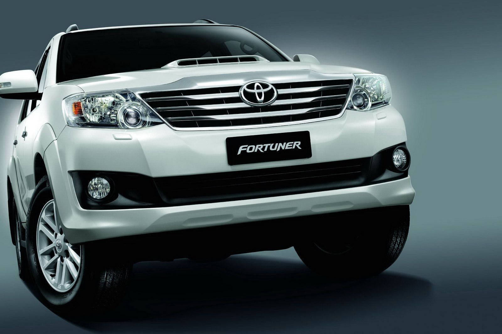 Toyota Fortuner White Pearl Crystal Shine Wallpaper