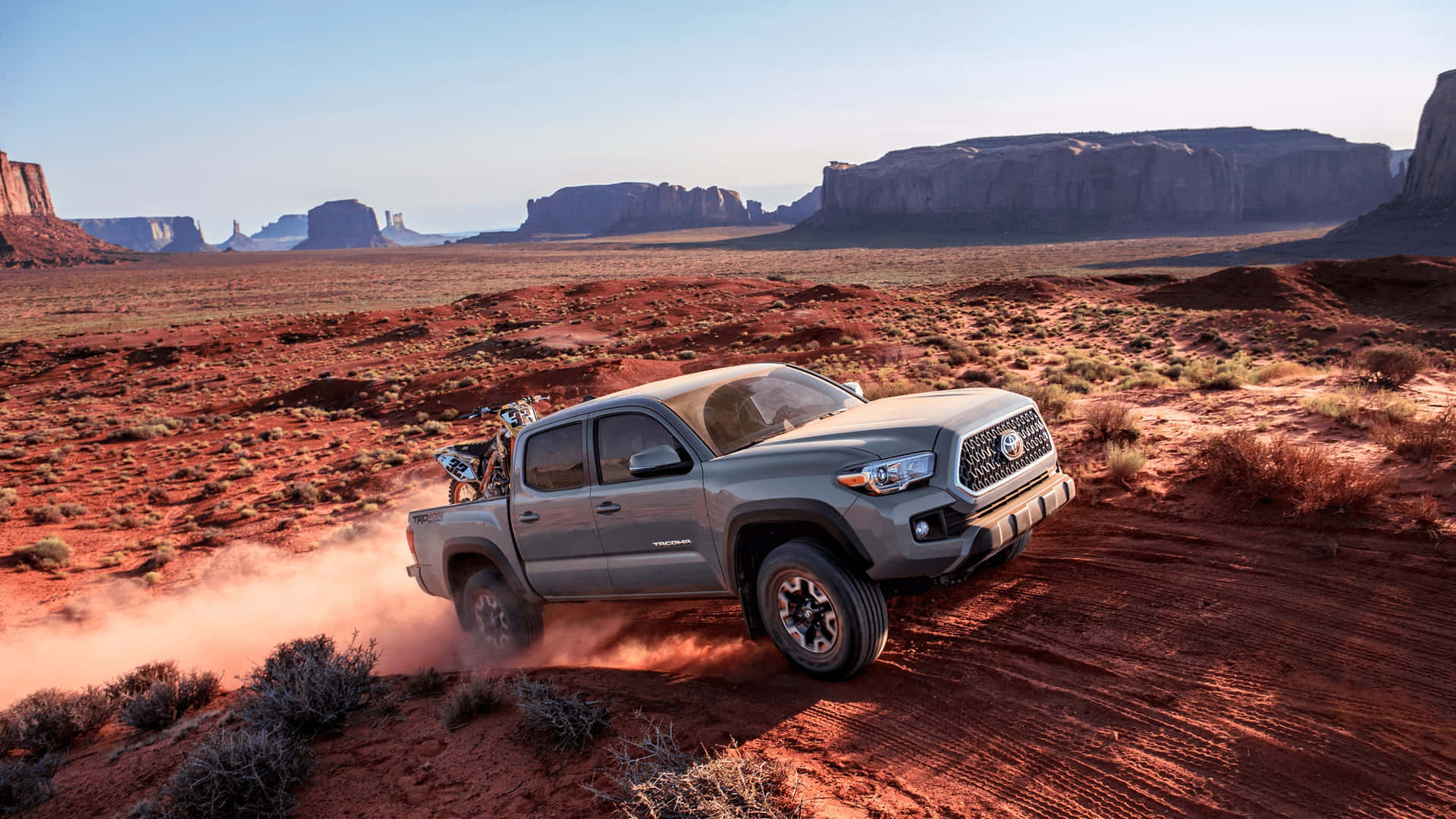 Toyotatrd Fährt Schnell In Der Wüste. Wallpaper