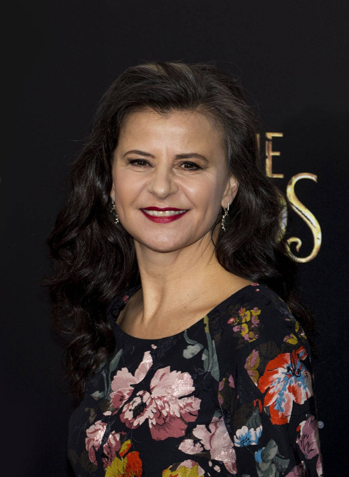 Tracey Ullman Lovely Flowery Outfit Wallpaper