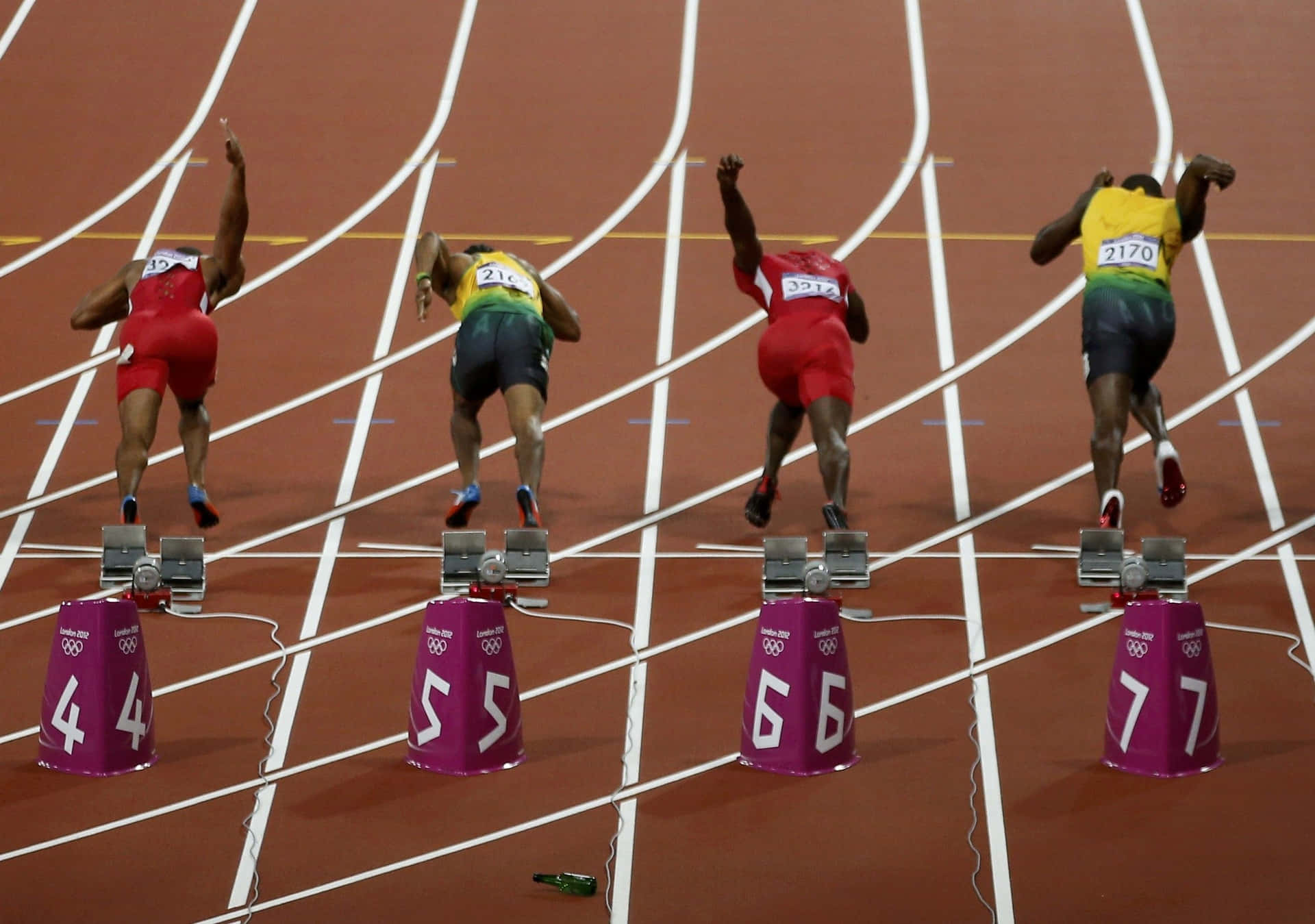 Gliatleti Olimpici Stanno Gareggiando Nella Finale Dei 400 Metri.