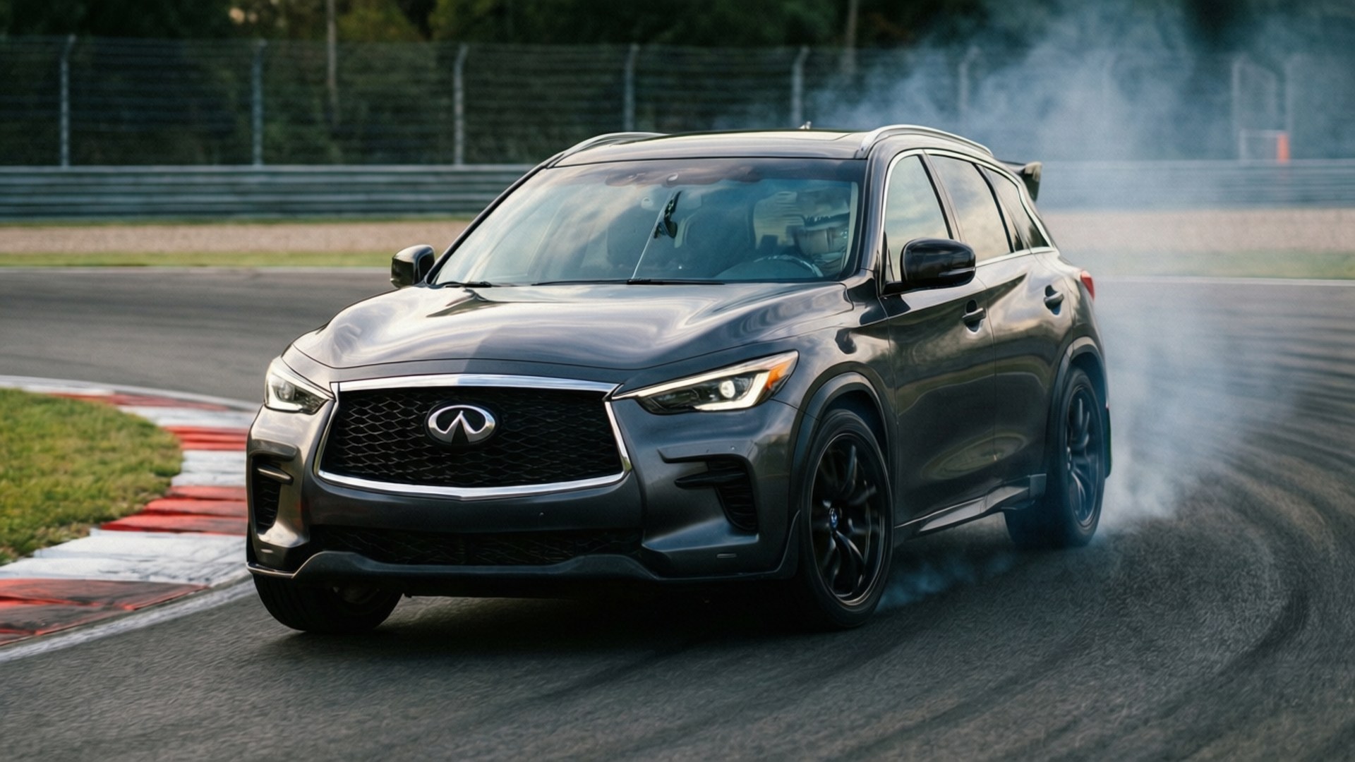 Infiniti JX35 racing på bane, svingrøyk.