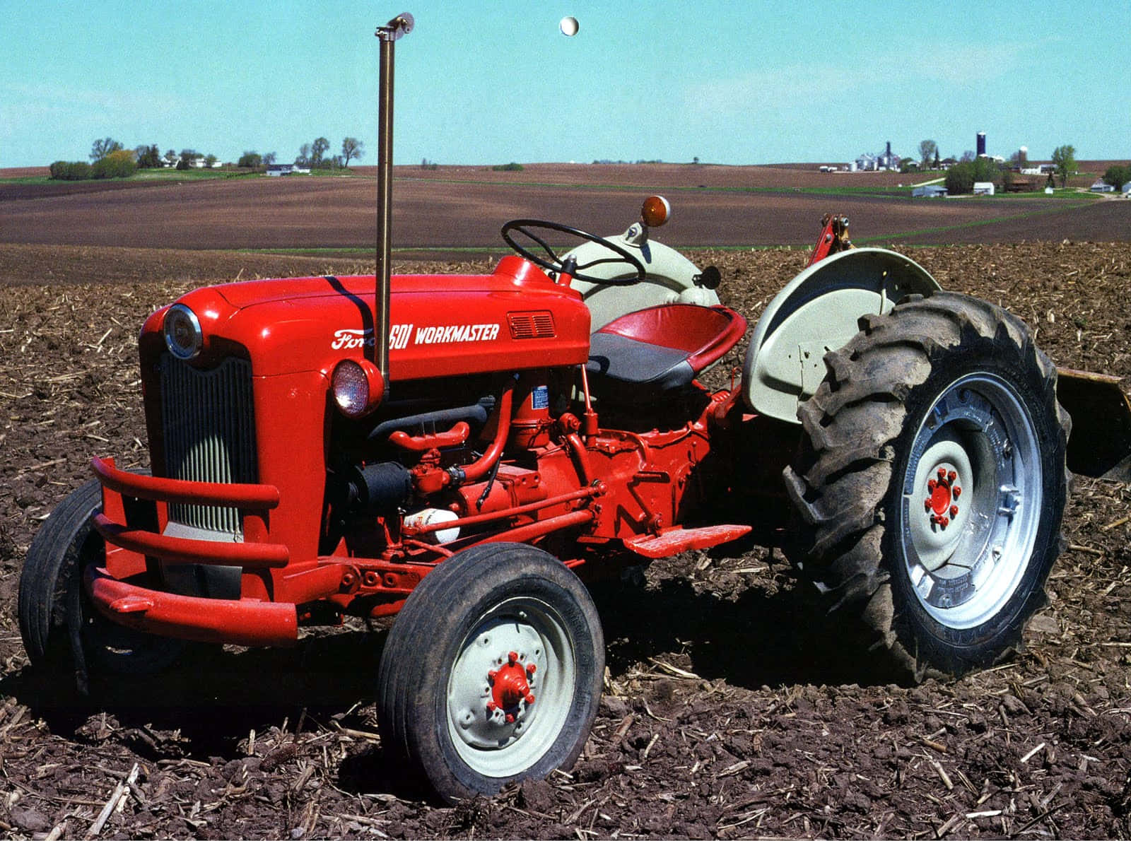 Imagende Un Tractor Ford Rojo.