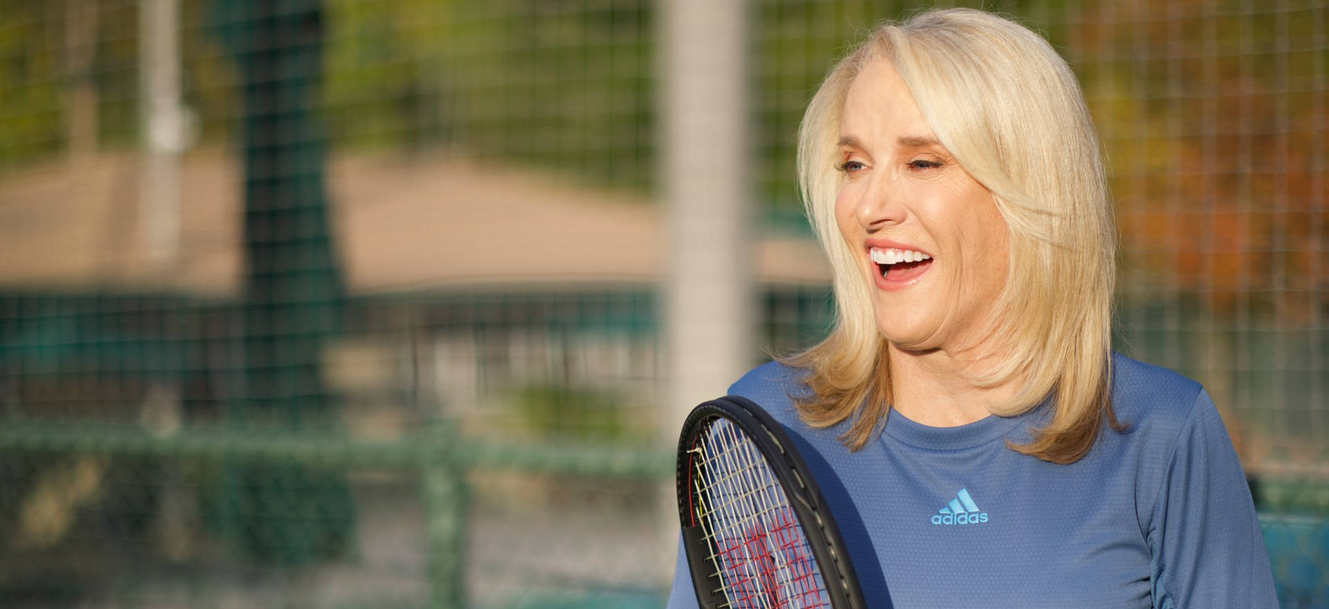 Tennis legend Tracy Austin poised with tennis racket Wallpaper