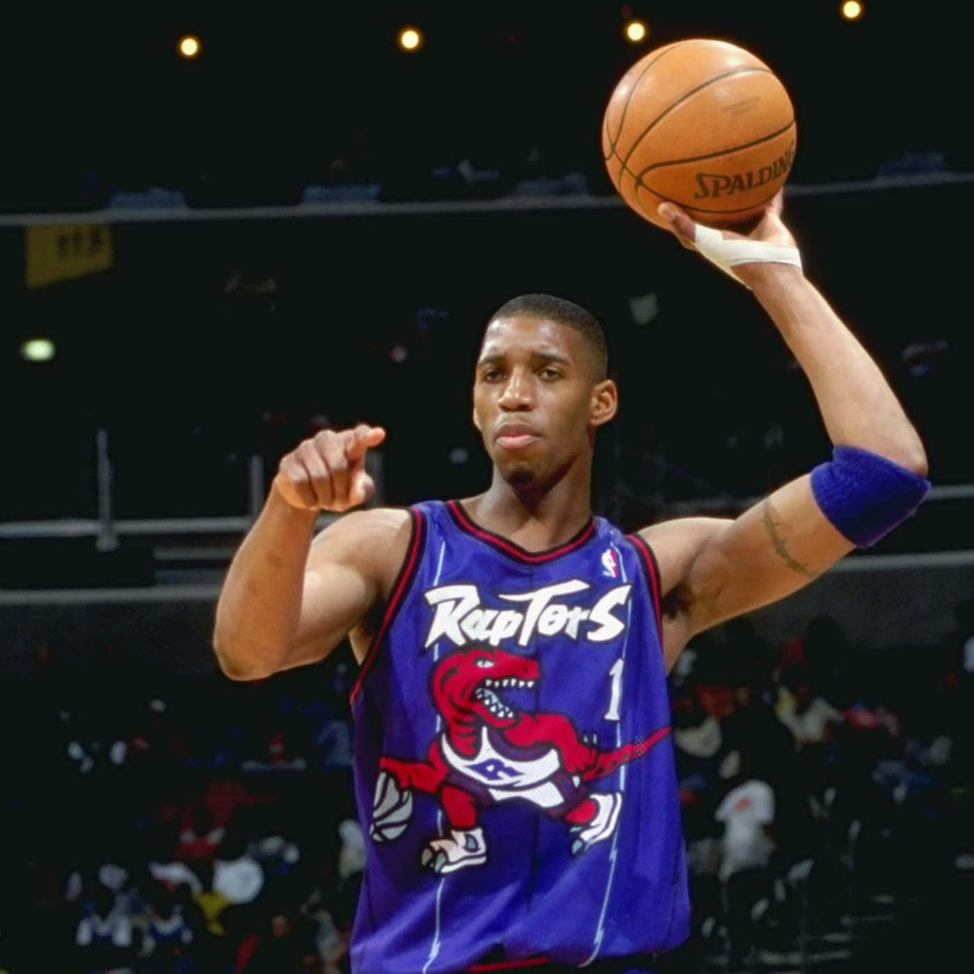 En basketballspiller holder et bold i sin hånd Wallpaper