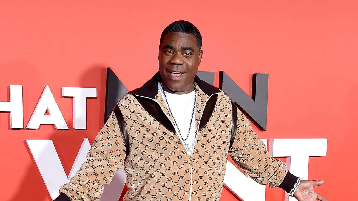 Comediantey Actor Tracy Morgan Sonriendo En Un Evento. Fondo de pantalla