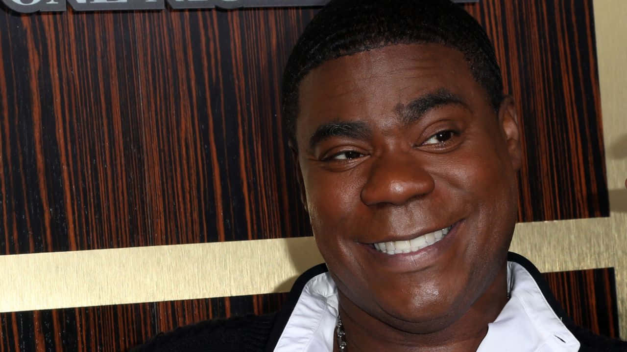 Tracymorgan Sonriendo En Un Evento. Fondo de pantalla