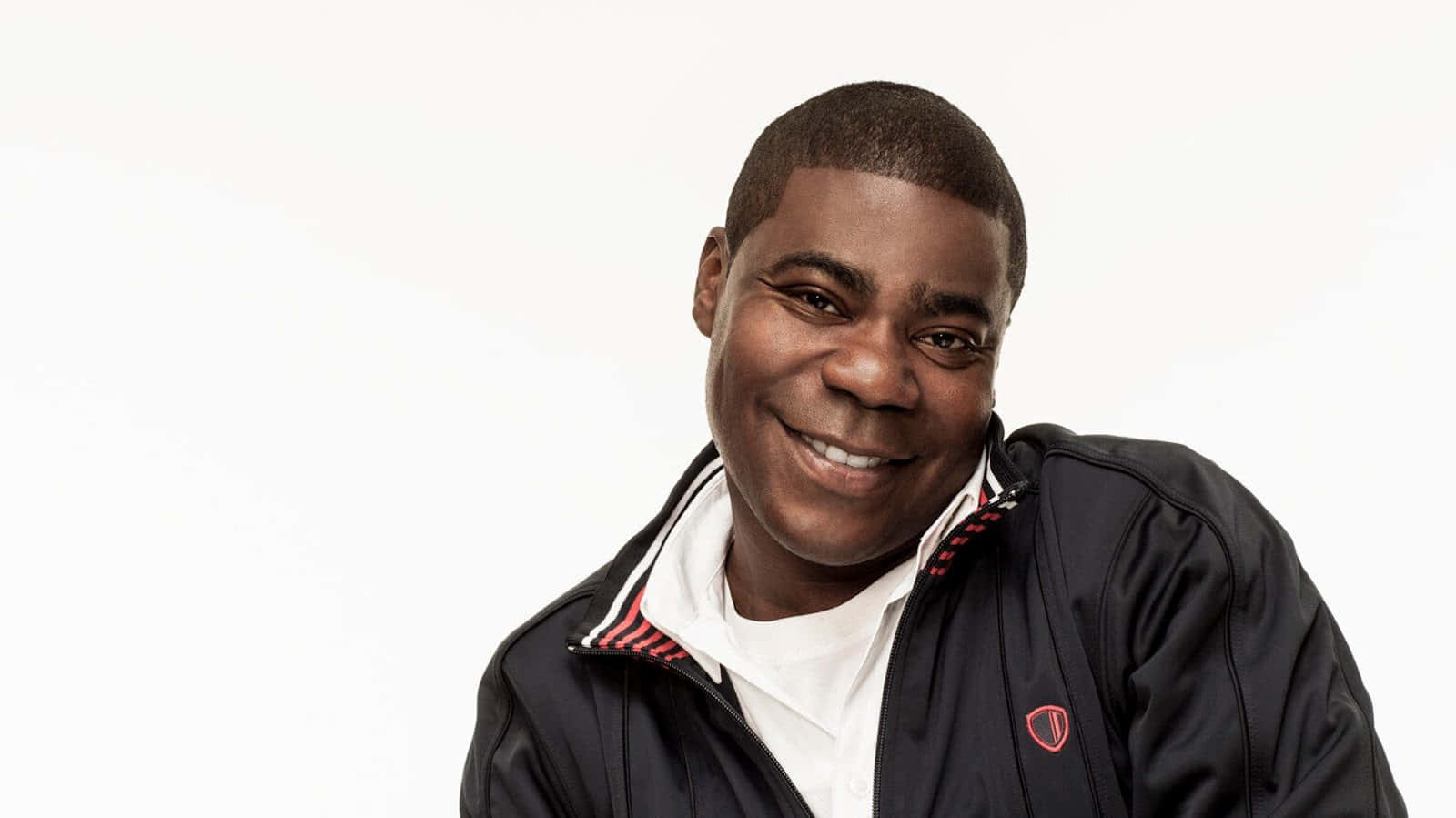 Tracymorgan Riendo Durante Una Entrevista. Fondo de pantalla