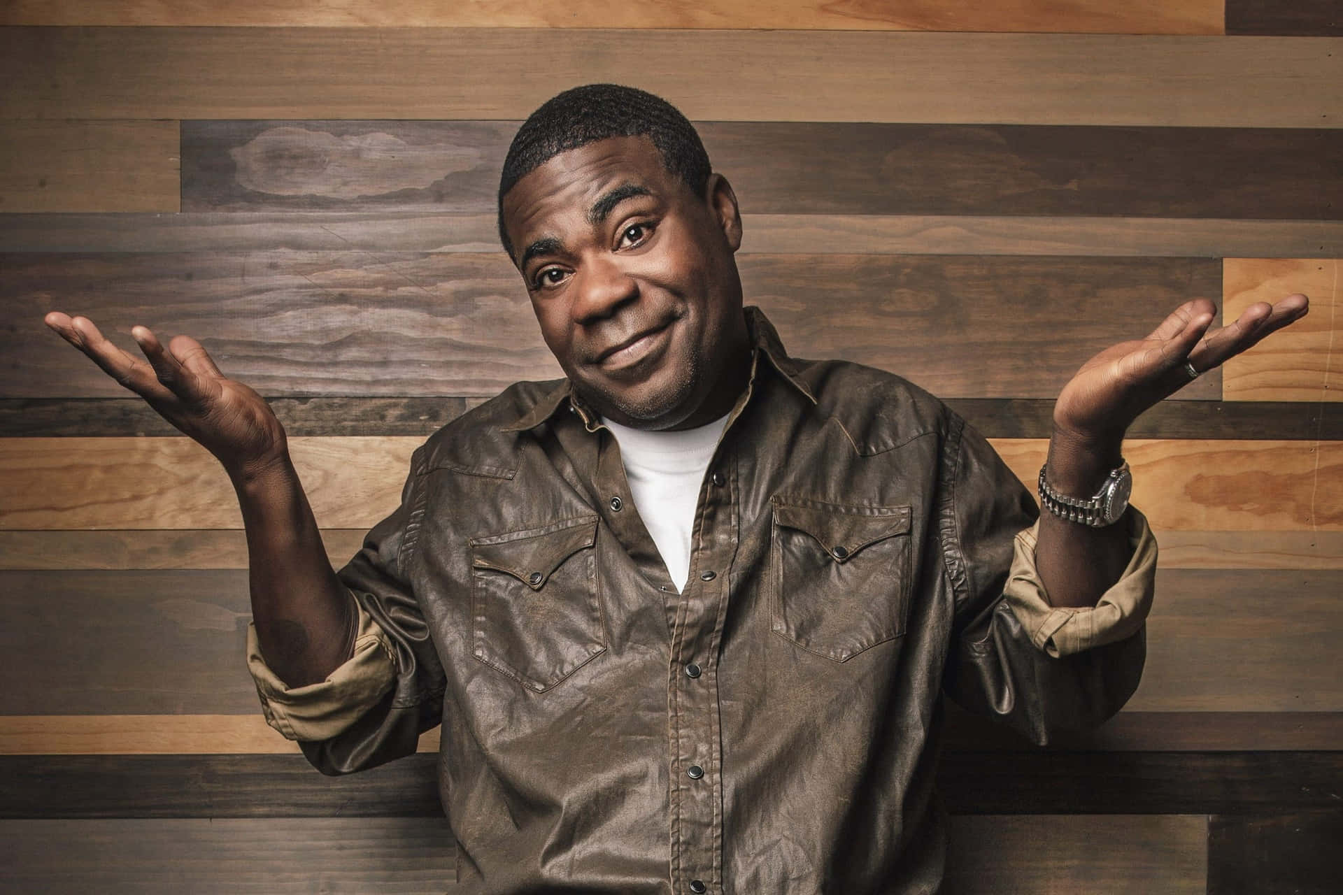 Tracy Morgan poses charismatic at the backdrop of New York City. Wallpaper