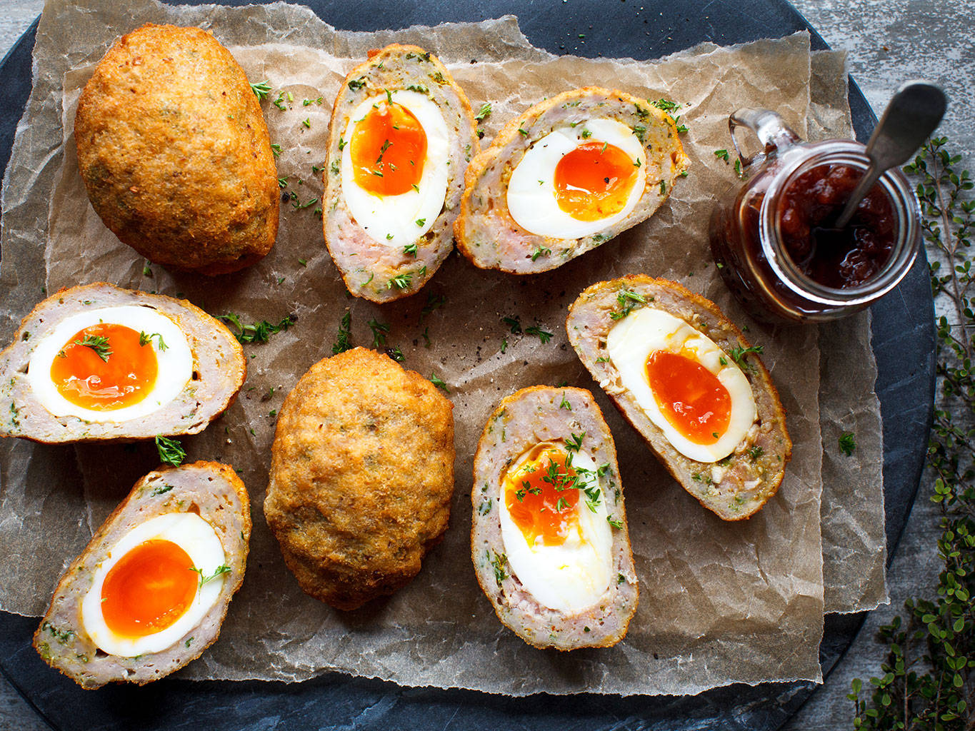 Platotradicional Británico De Huevos Escoceses Con Albóndigas De Carne Fondo de pantalla